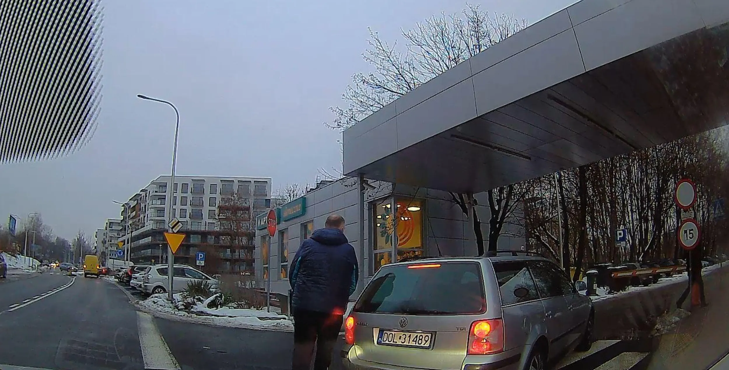 Typek blokuje wjazd na teren szpitala i całą ulicę, bo wysadza na szlabanie pasażera, który obchodzi Passerati 10x zbierając swoje bagaże. Wokół znajduje się 200 miejsc postojowych. Prawo jazdy do utylizacji. Szkoda też tej kasy z ZUSu na leczenie takich ameb.