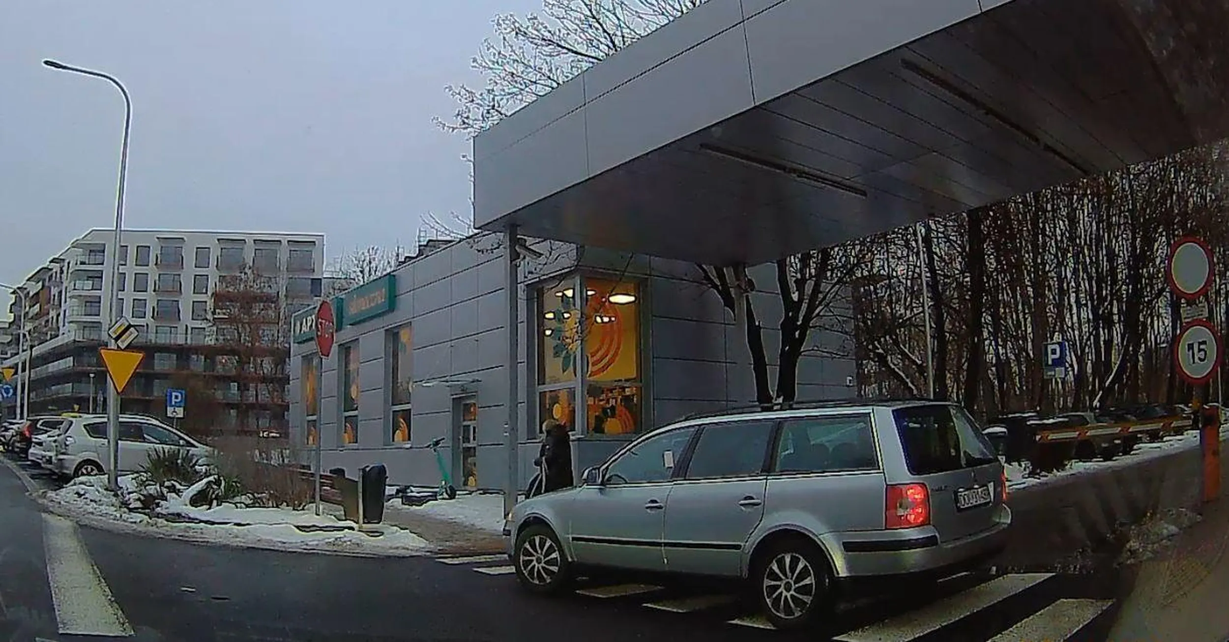 Typek blokuje wjazd na teren szpitala i całą ulicę, bo wysadza na szlabanie pasażera, który obchodzi Passerati 10x zbierając swoje bagaże. Wokół znajduje się 200 miejsc postojowych. Prawo jazdy do utylizacji. Szkoda też tej kasy z ZUSu na leczenie takich ameb.