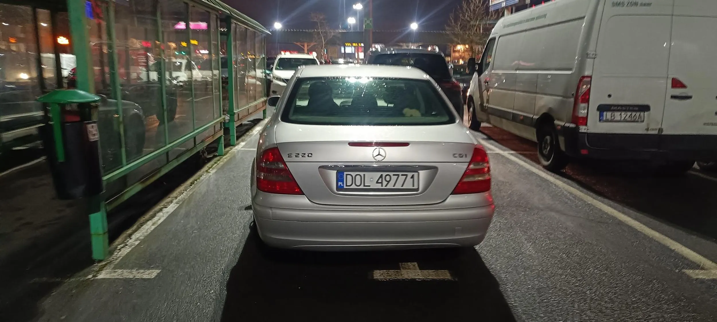To zdjęcie pokazuje dlaczego nie ma a często miejsc na parkingu przy hipermarkecie Korona we Wrocławiu.  Kierowca zaparkował niczym król. Ale niestety dla mnie to słoma aż się sypie z jego butów.