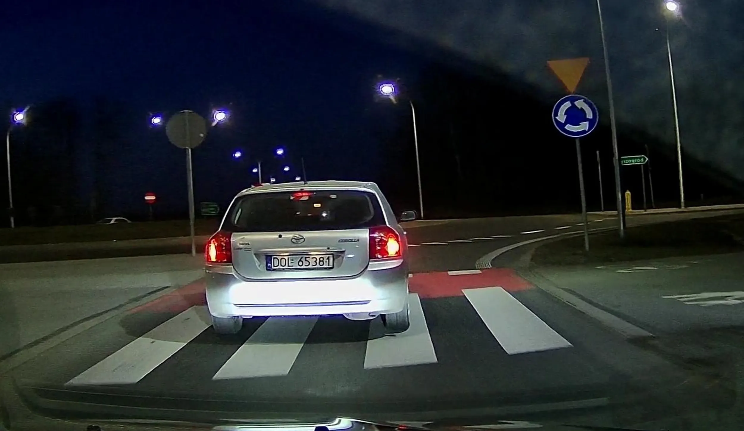 Rodzino właściciela Corolli, zapewne z Bogusławic, jeśli pozwalacie mu jeździć to będziecie współwinni tragedii jaką ten człowiek wyrządzi. Jeśli nie był pijany, to tym bardziej prawo jazdy należy mu zabrać - jeździ slalomem (raz po krawężniku), na pustym rondzie staje, po czym daje kierunek w lewo a jedzie w prawo