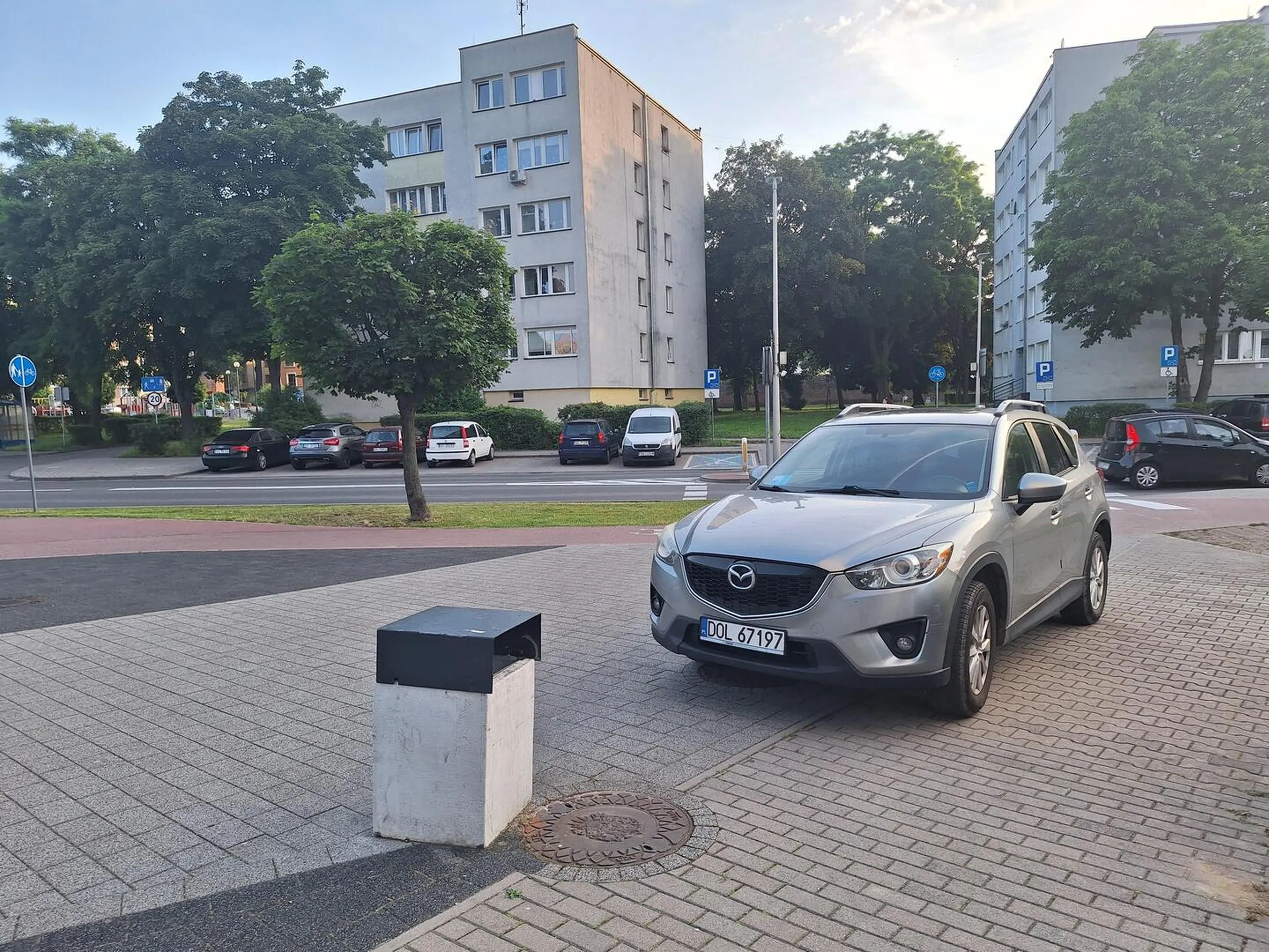Kierowca parkuję jak święta krowa nie zważając na nic. Ważne by miał blisko miejsca docelowego. Wolne parkingi, parkuje jadąc po pasach na plac zwycięstwa.
