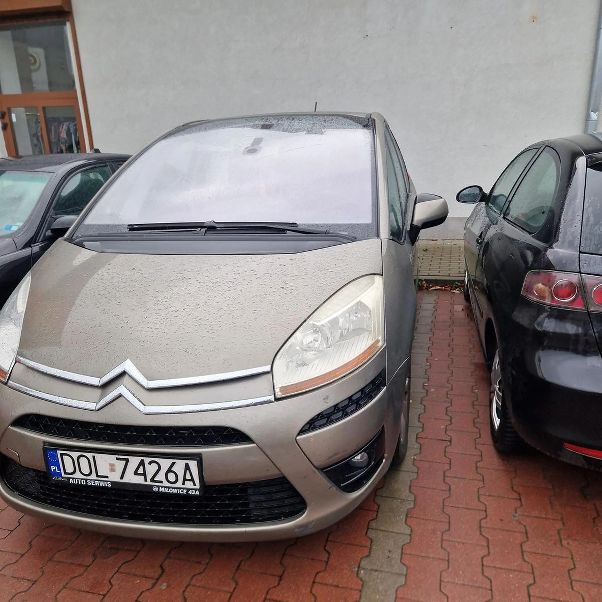 Naucz się parkować w liniach. I pomyśl o innych. Każdy prawidłowo parkujący ma prawo wejść do swojego auta od strony kierowcy a nie przeciskać się od pasażera.