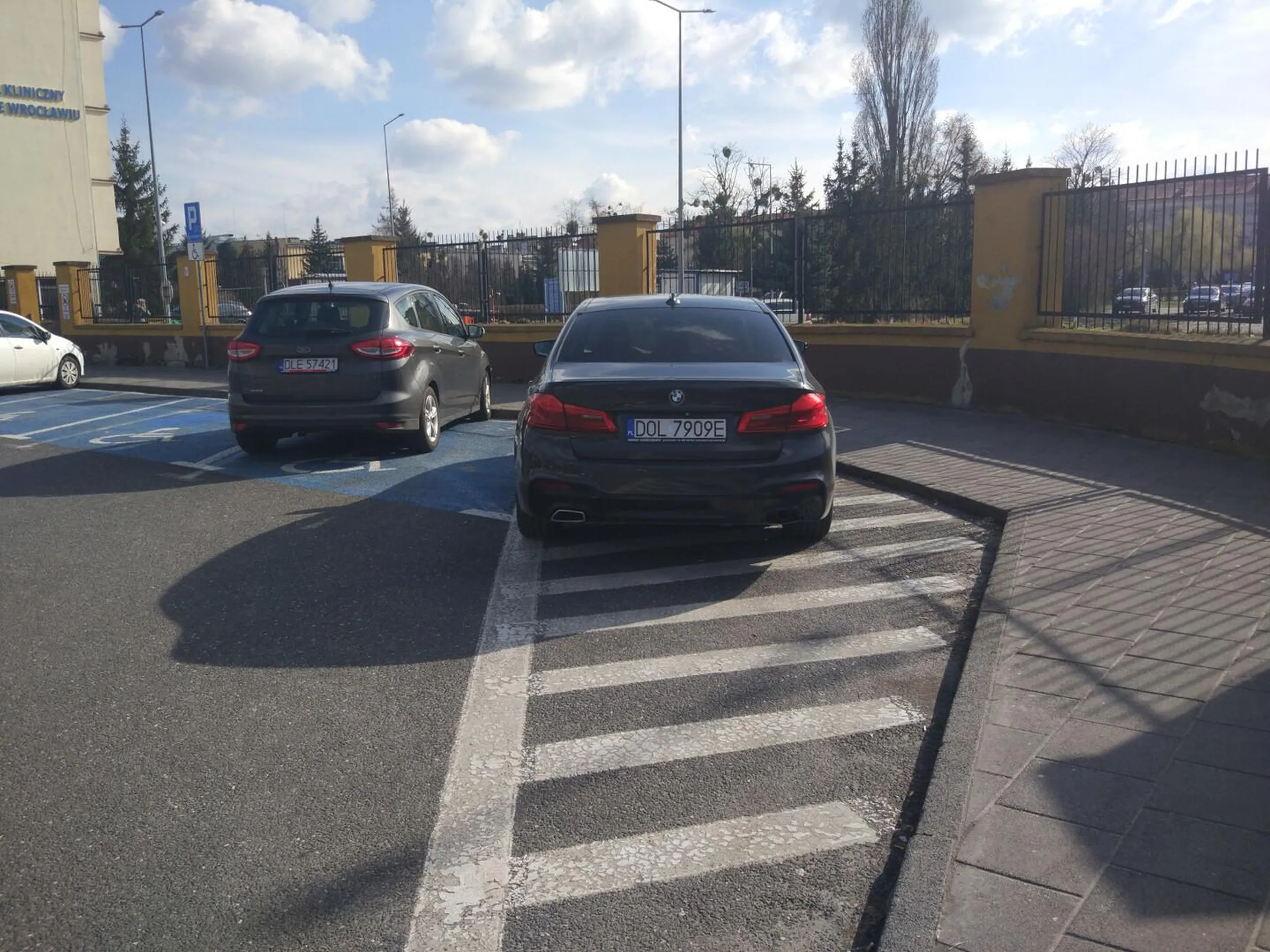 Parkowanie na powierzchni wyłączonej z ruchu przez znak poziomy P-21