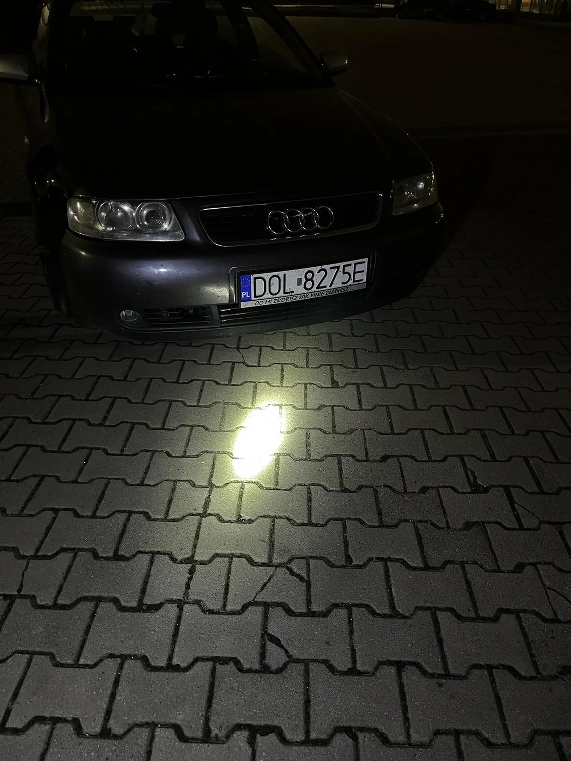 Kierowca tego samochodu był pod wpływem alkoholu. Był również widziany, jak odkręcał filtr DPF w innym aucie. Po zwróceniu mu uwagi uciekł. Proszę uważać.