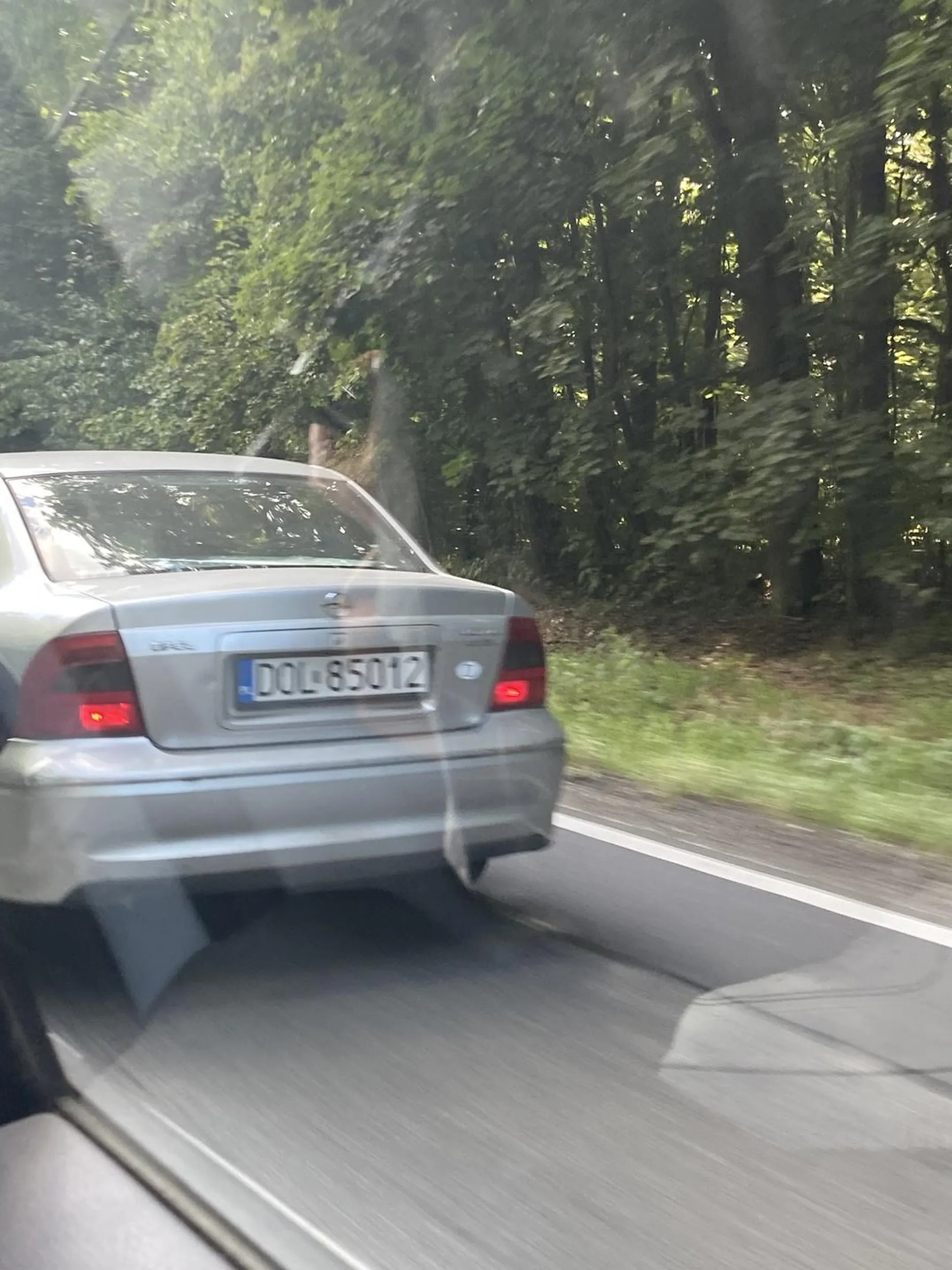 5km trase blokowal jadac 40, ograniczenie bylo 70. Do tego co 20/30metrow hamowal bez powodu tworzac zagrozenie