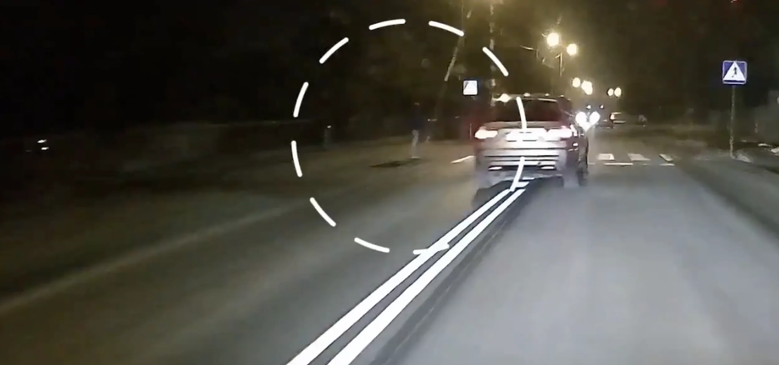 Po lewej czeka facet by wejść na pasy, niewiele brakowało do tragedii. Kierowcę BMW w końcu udało mi się nagrać, bo codziennie jeździ tą drogą jadąc do pracy. 90-100 km to ma lekko dzień w dzień, wyprzedzając na wariata często jadąc na czołówkę.