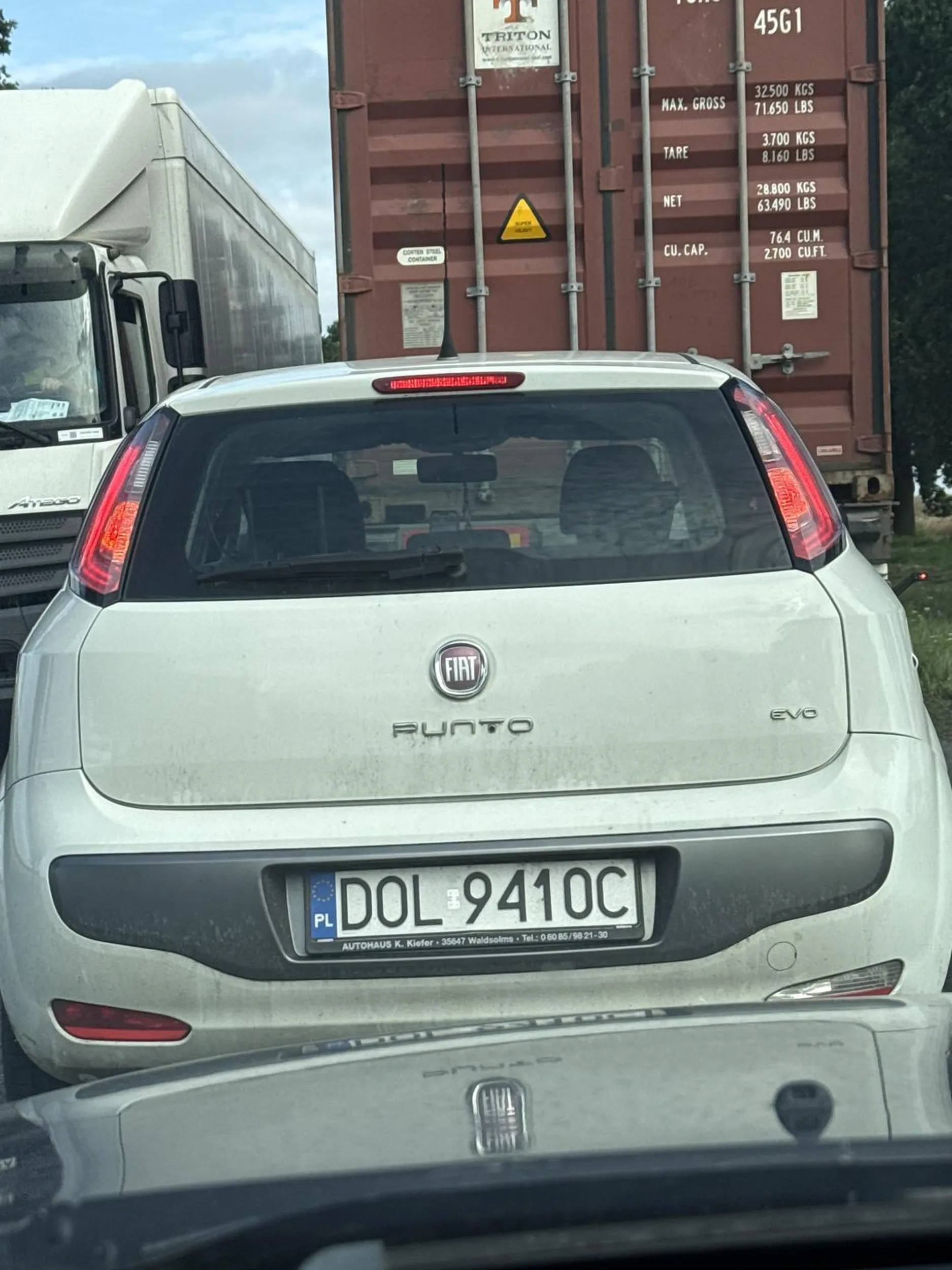 Polecam używać lusterek przed rozpoczęciem wyprzedzania, zanim kogoś zabijesz :)