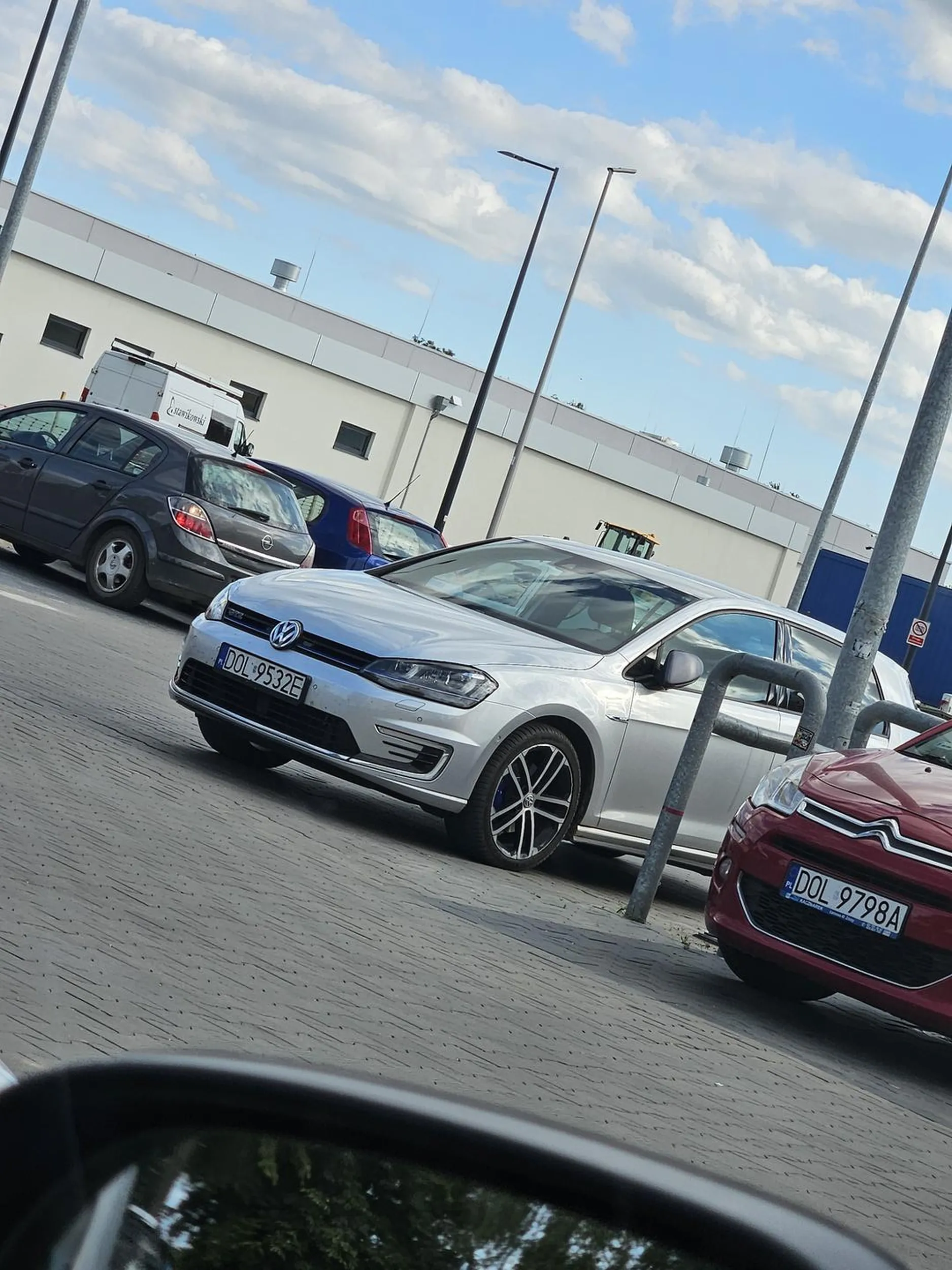 Mistrz parkowania, stanął na drodze..