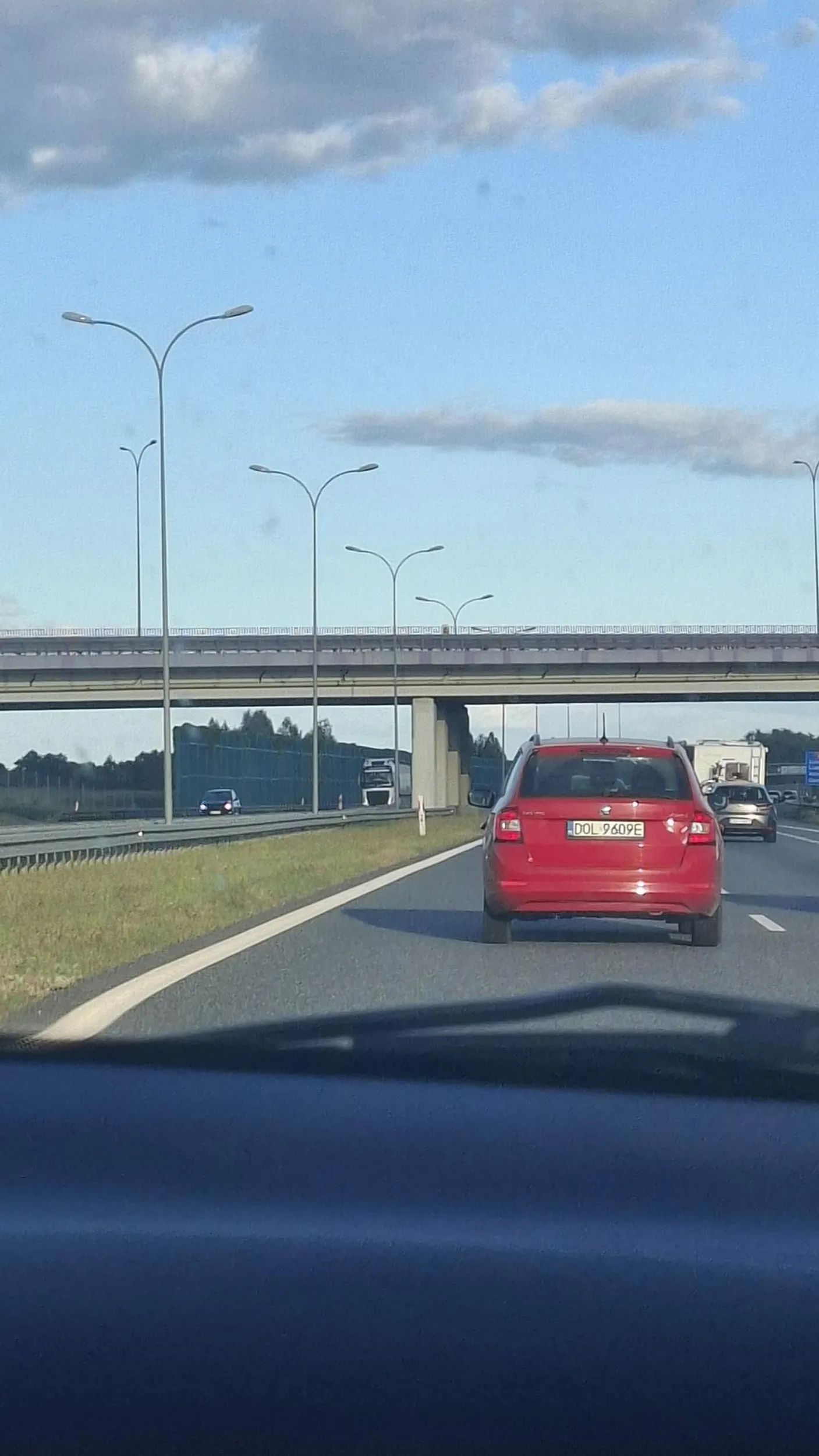 Jeździ od jednej strony jezdni do drugiej , hamuje gwałtownie a przy zmianie pasa nie urzywa kierunkowskazów (autostrada A1 -lewy pas)