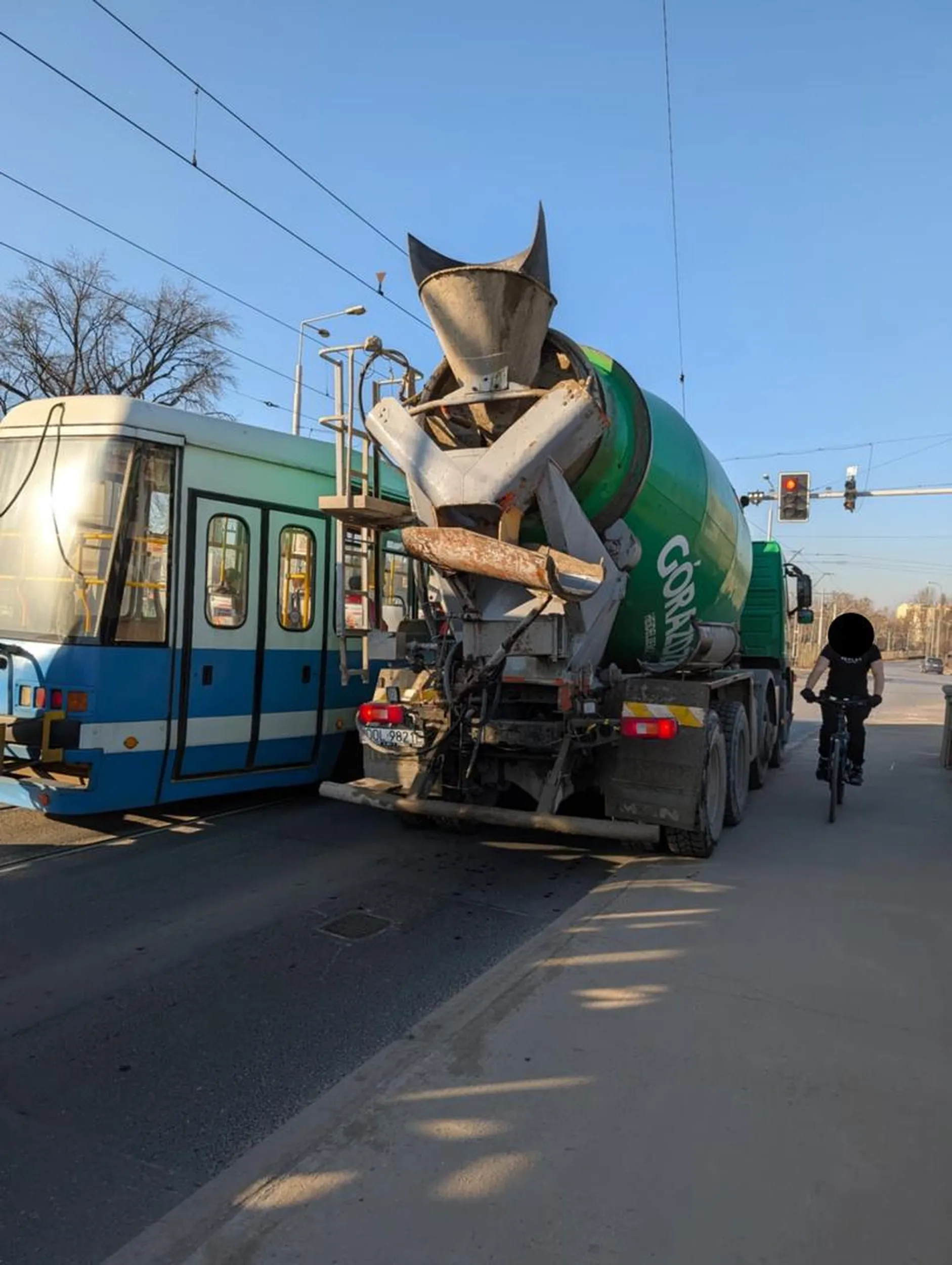 rozjeżdżanie / niszczenie chodnika pojazdem powyżej 2,5 tony (betoniarka z gruszką).