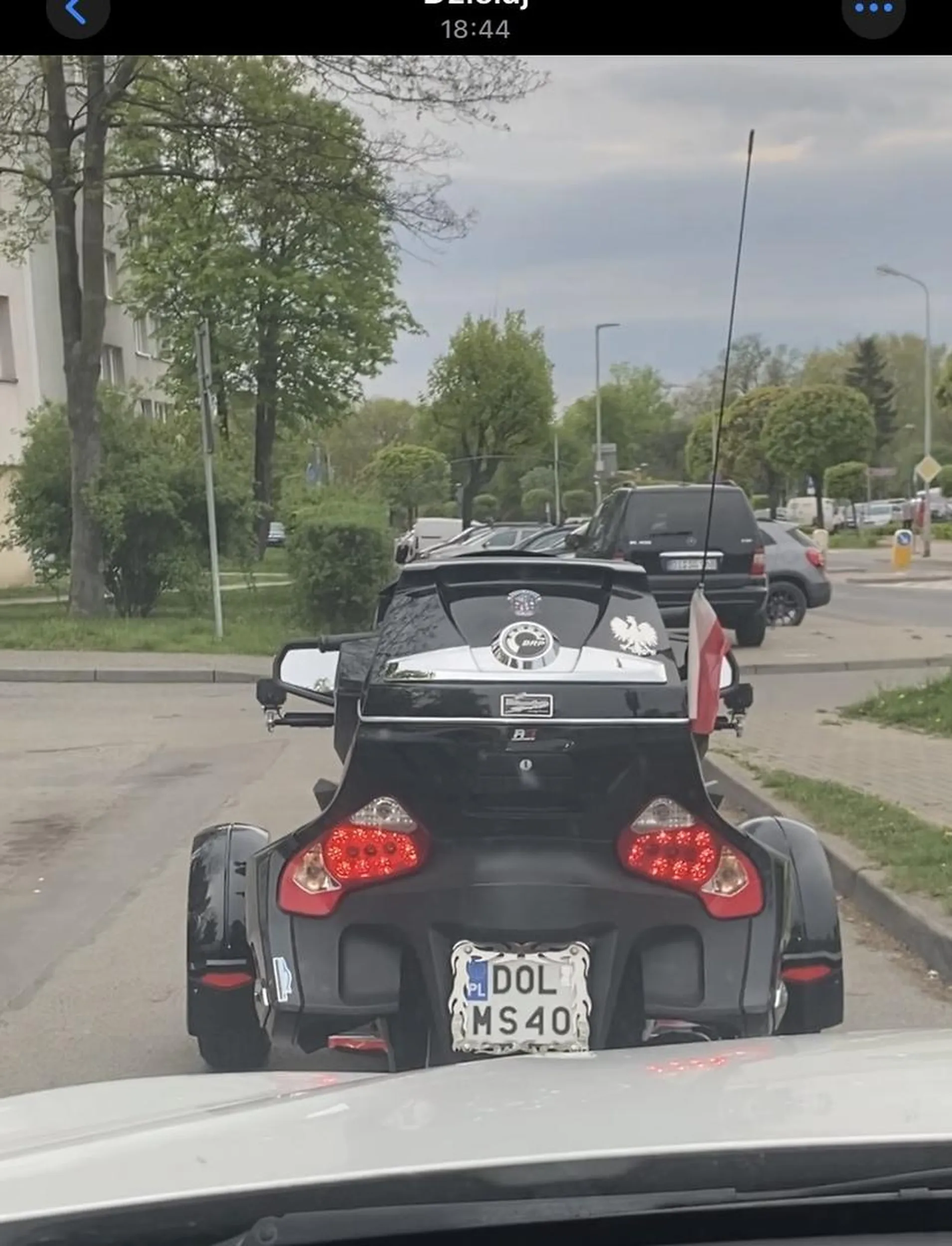 Klaun na pierdziku blokuje droge bo ktos podjechal na nowym BMW??? troche luzu dziadek bo ten twoj trojkolowiec ciebie gownianie reprezentuje