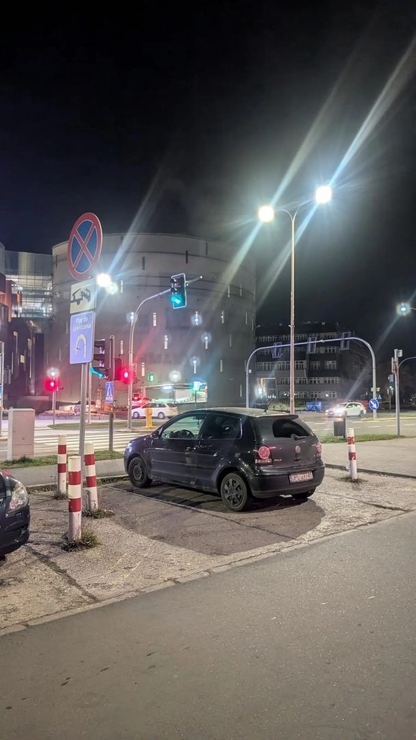 Nie wiem czemu cenzura wywala wpisy. Spróbujmy jeszcze raz. Tak się kończy gdy ktoś z wioski przyjeżdża do miasta i nie wie czym jest miejsce do zawracania