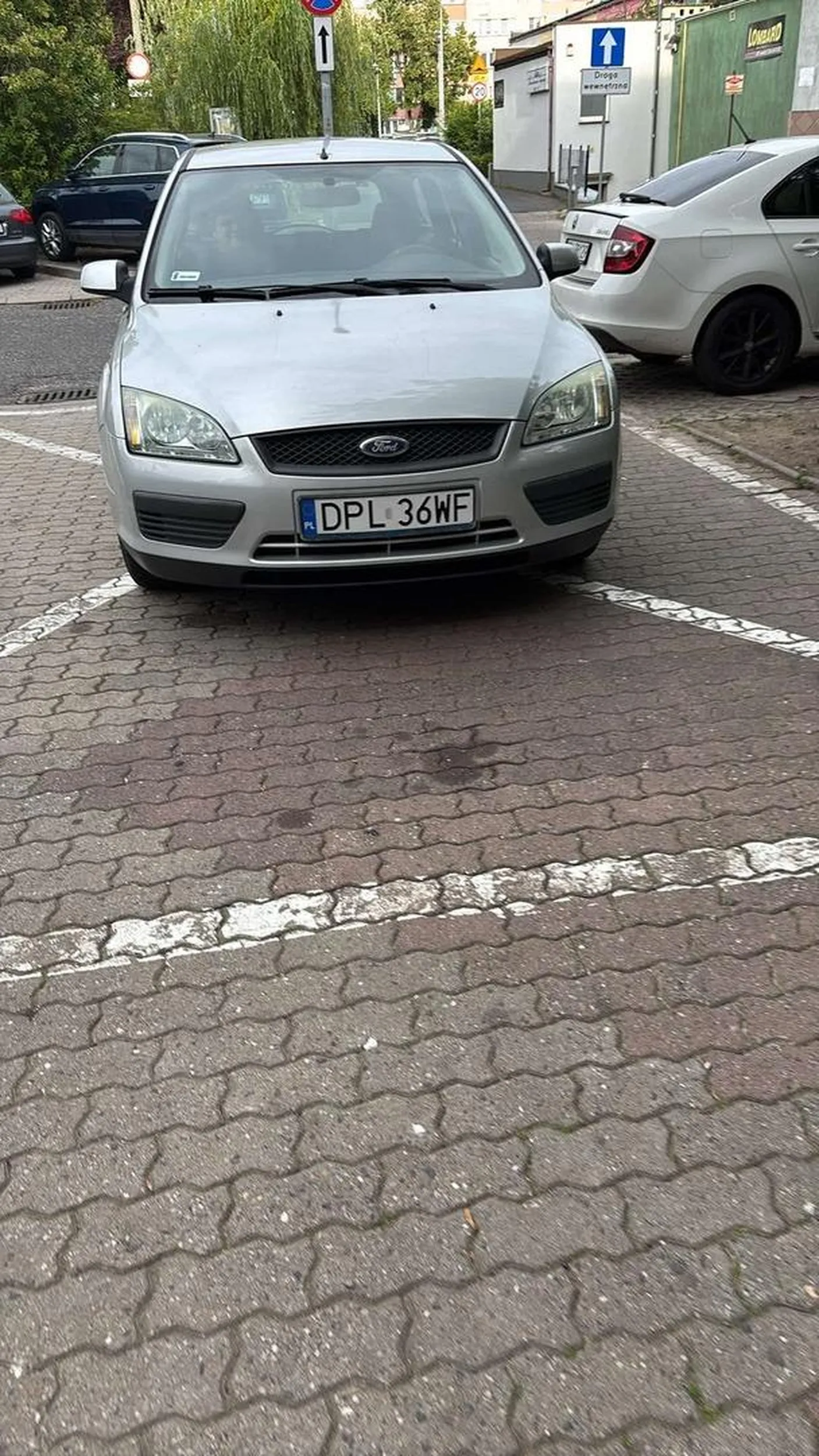 Kurier Glovo zastawia miejsce dla inwalidów i śmietniki jest niekulturalny . Po tym jak zwróciłem mu uwagę powiedział cytuję ,, jestem ku… czar…. Tak samo jak mój kolega whats up ny…” i odjechał . Nie pozdrawiam omijać szerokim łukiem