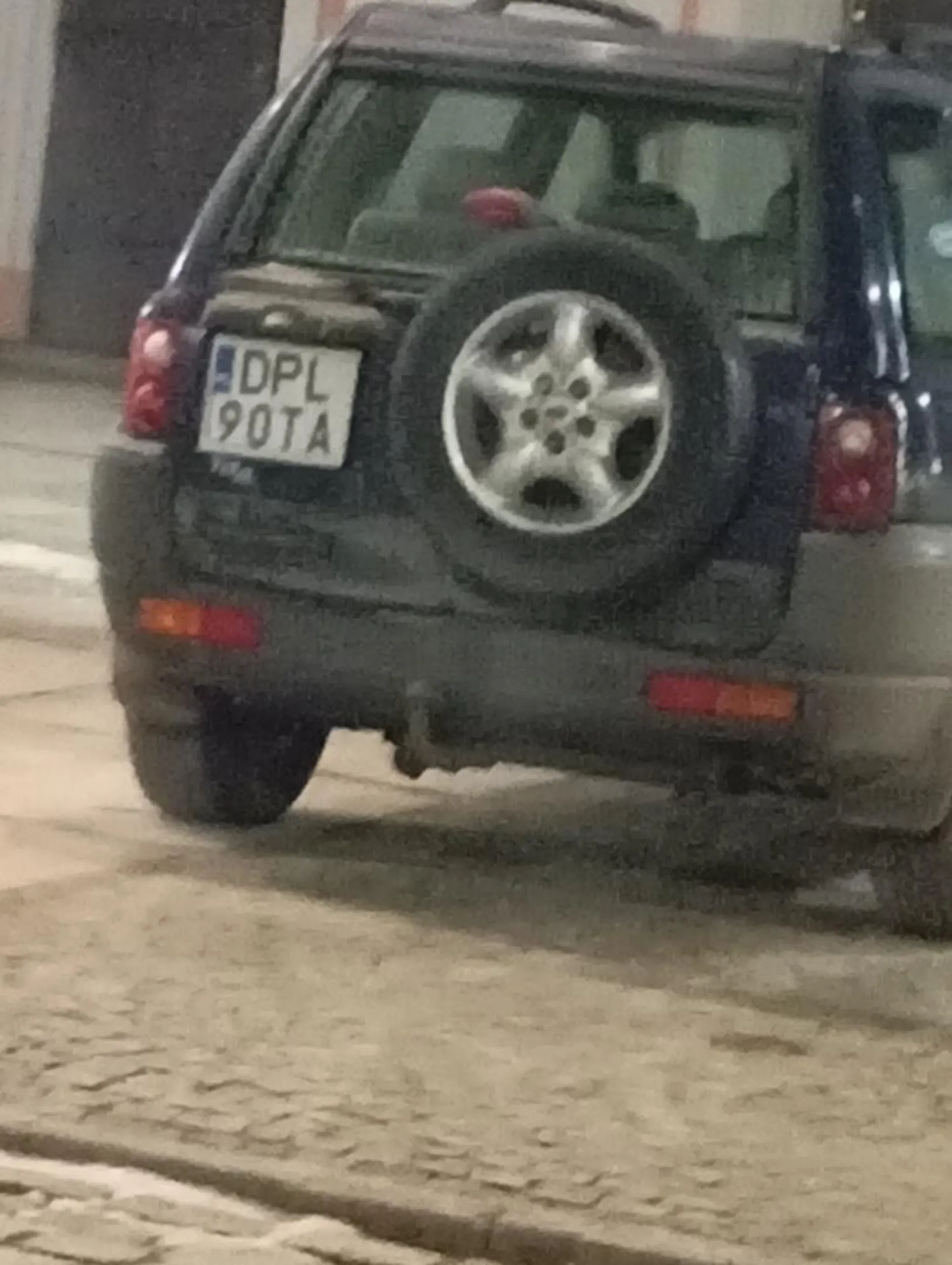 Ksiądz parkuje nie na parkingu i łamie zakazy pozdro