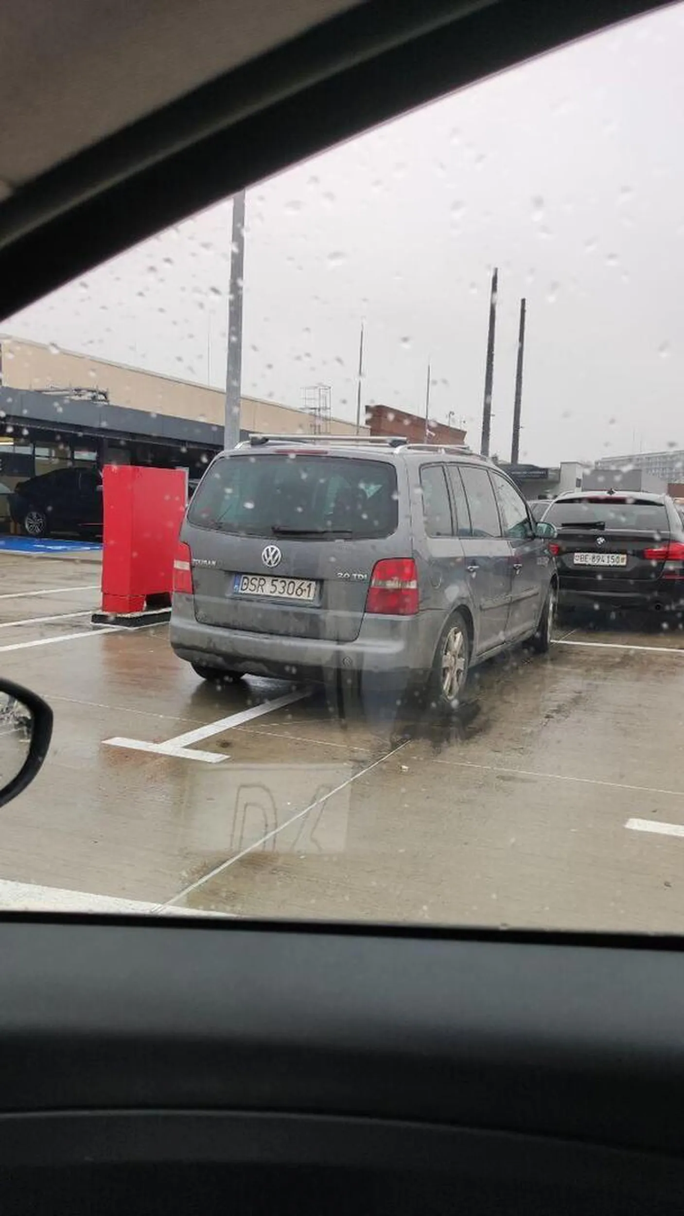 Ale głąb, nie dość że po lewej miał nielimitowane miejsce na otwieranie drzwi, to jeszcze zaparkował na dwóch...