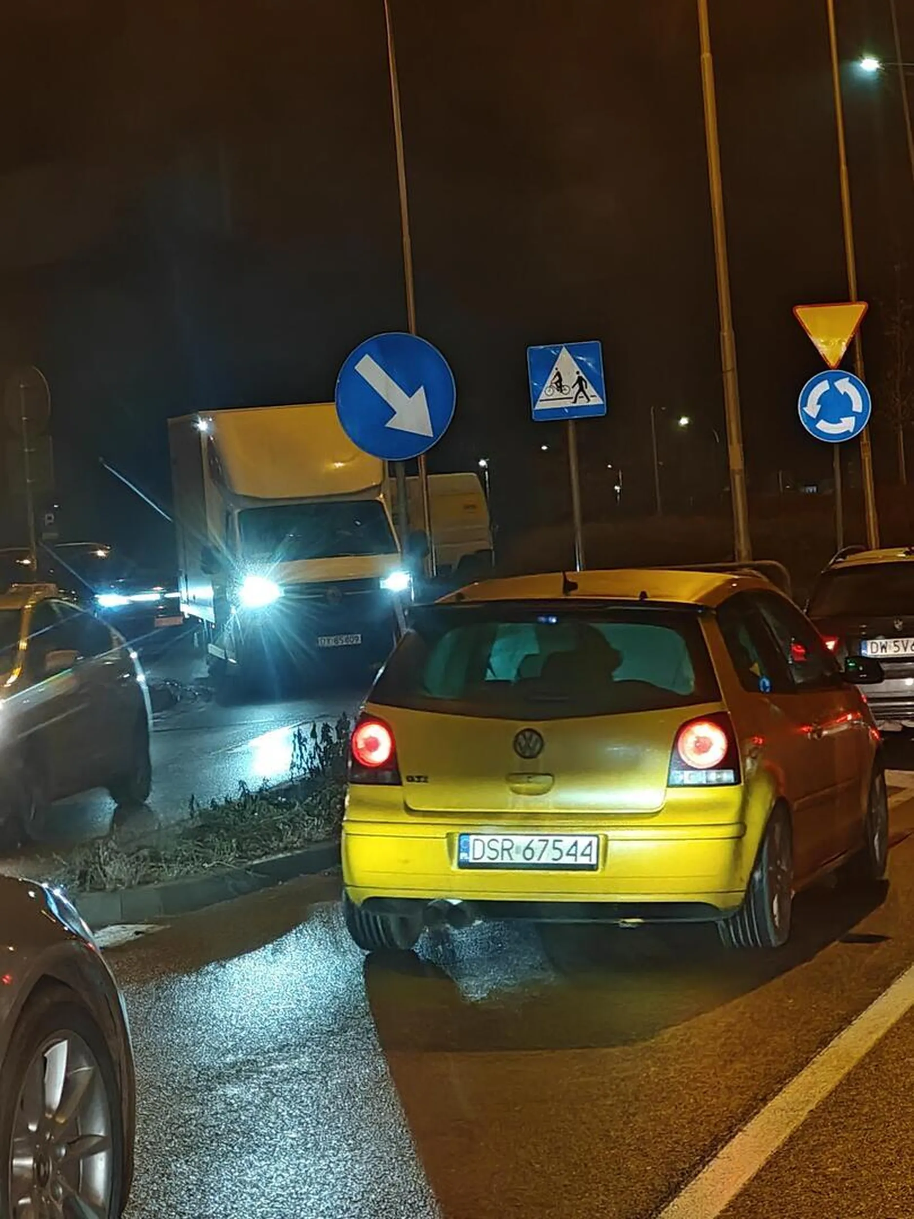 Używa telefonu prowadząc, doprowadził do stłuczki na szczęście nic się nie stało. Jakieś refleksje? Nie. Zmienił pas i dalej używał telefonu nie patrząc na drogę.