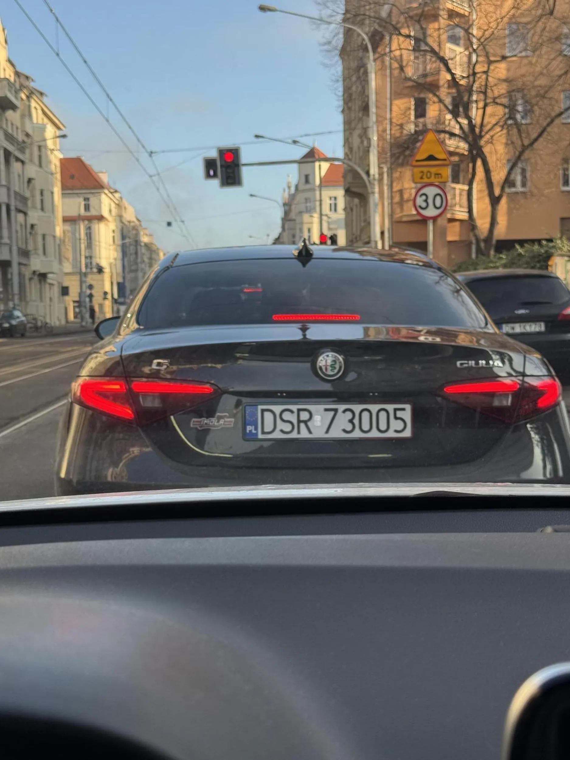 Zajeżdża drogę i hamuje po chamsku. Typowy czubek z małym ptakiem i przerośniętym ego