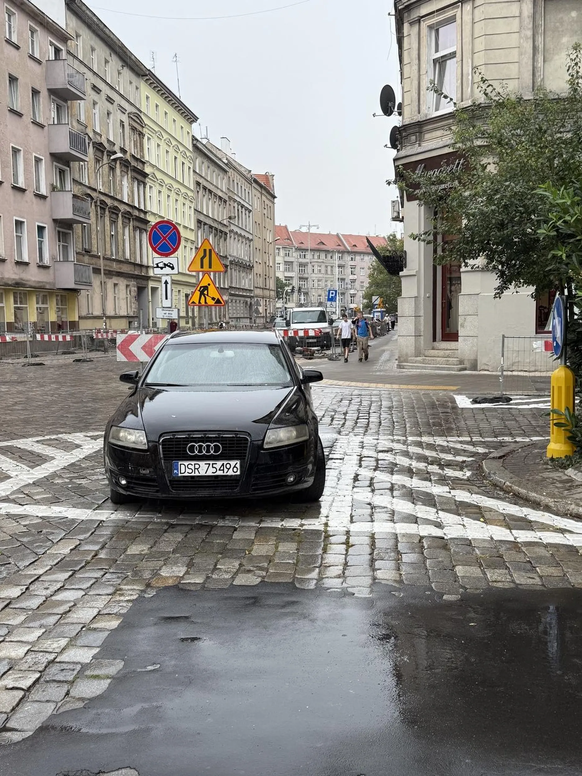 Gratuluje pomysłowego parkowania. Super! Powinni Ci zabrać prawo jazdy