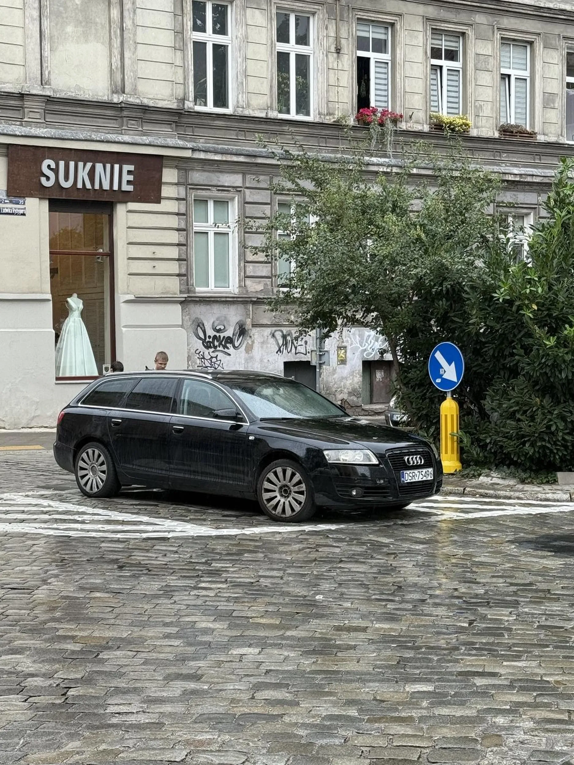 Gratuluje pomysłowego parkowania. Super! Powinni Ci zabrać prawo jazdy
