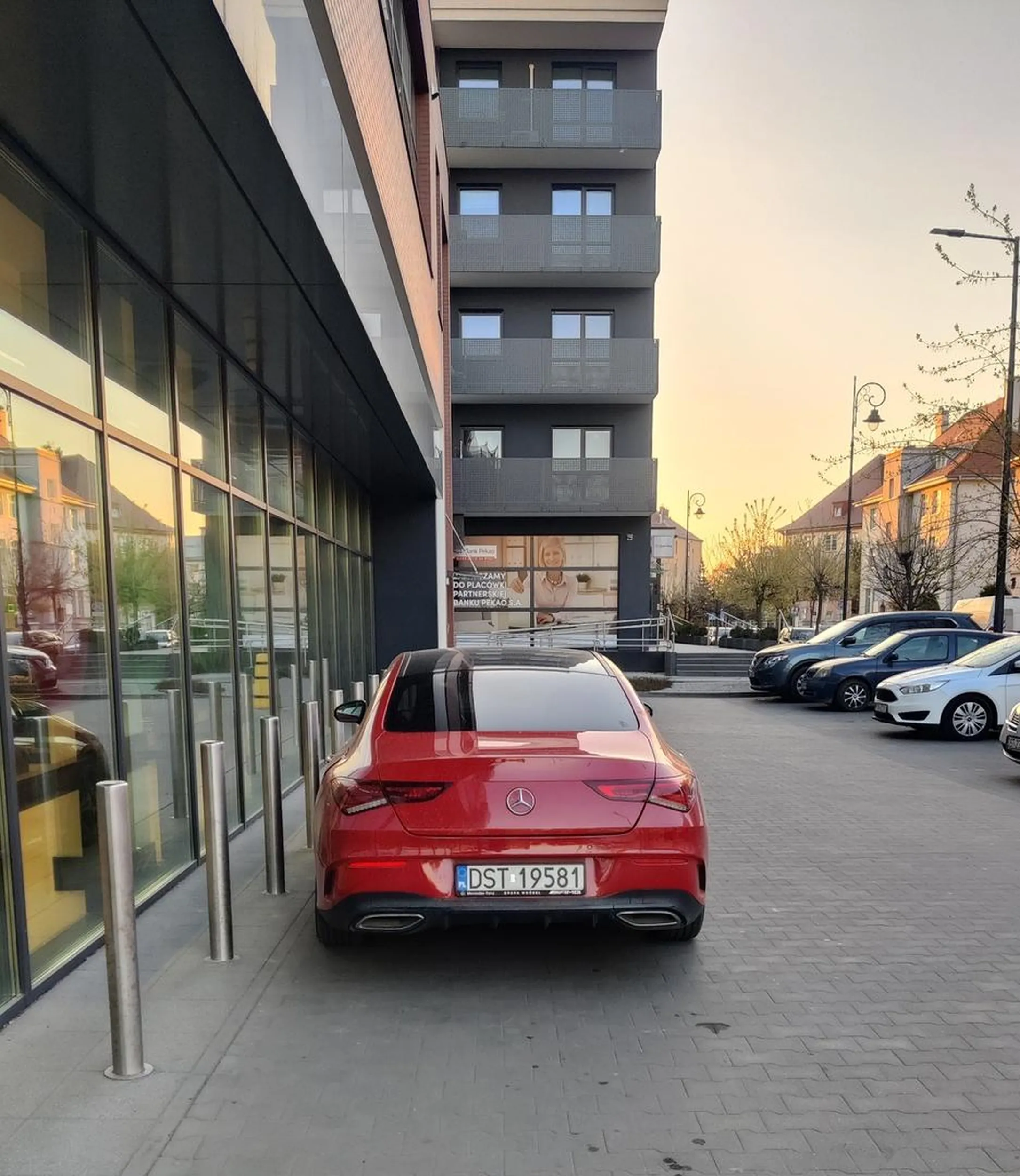 Miejsc parkingowych dookoła pełno a parkuje na drodze