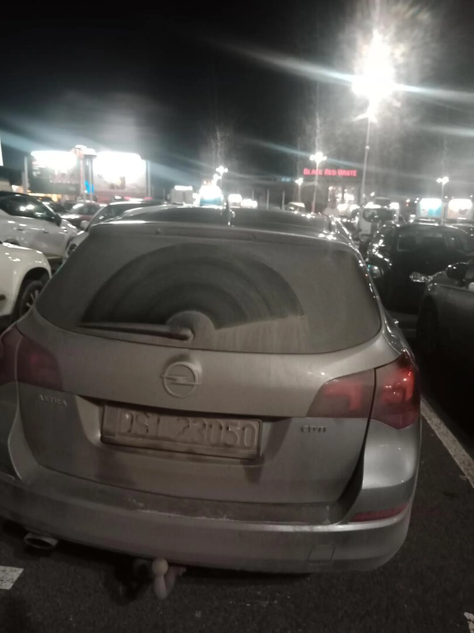 Uwalony samochód tak że rejestracji nie widać