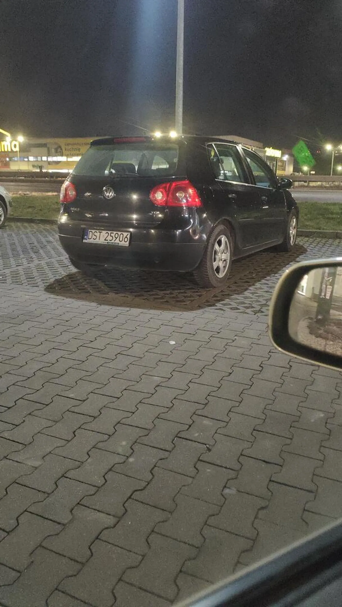 Uwaga, bo jeździ tym z tyłu spasiony ćpun, który wylatuje do ludzi z łapami