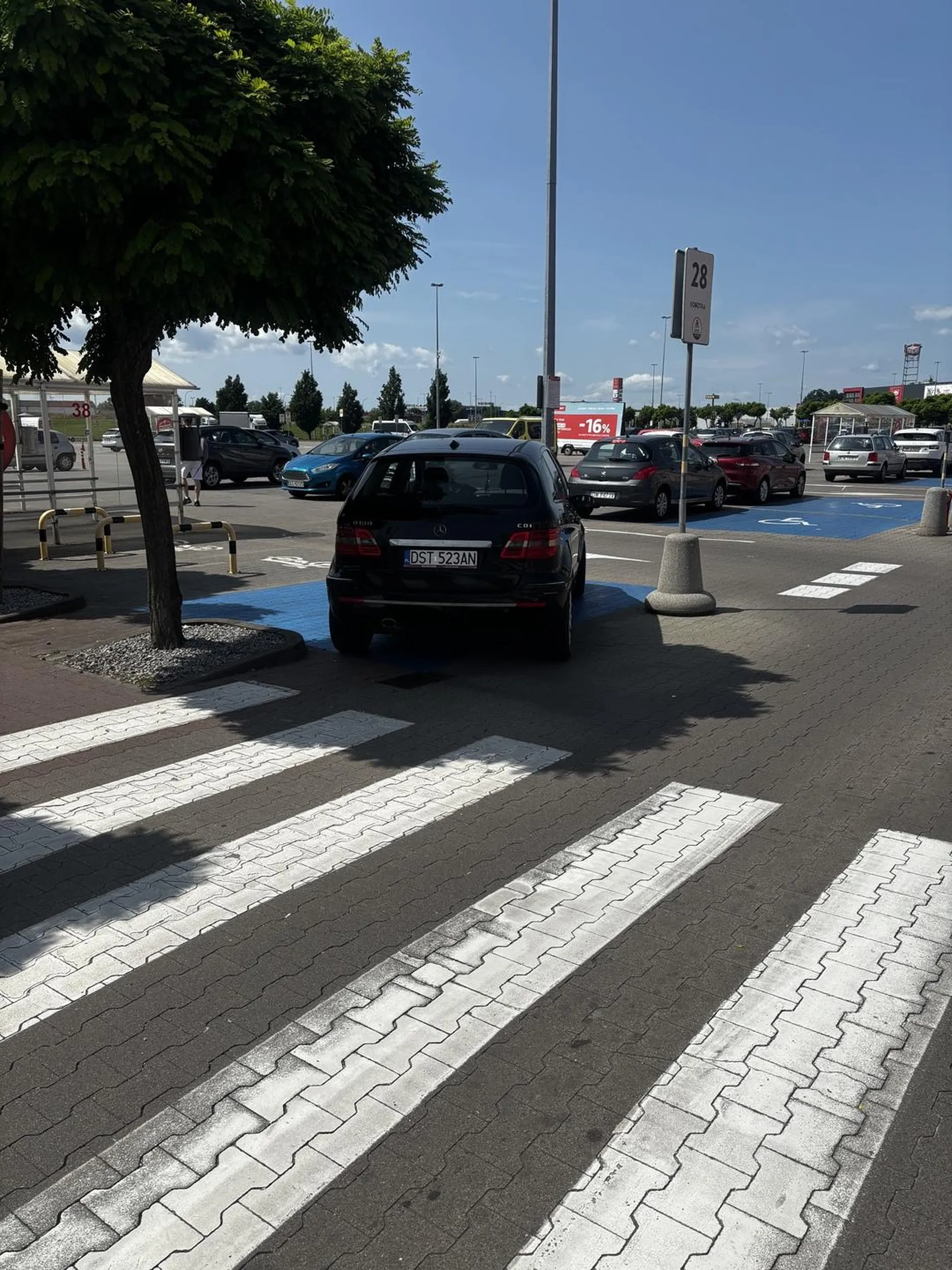 Już po samym parkowaniu widać że niepełnosprawny