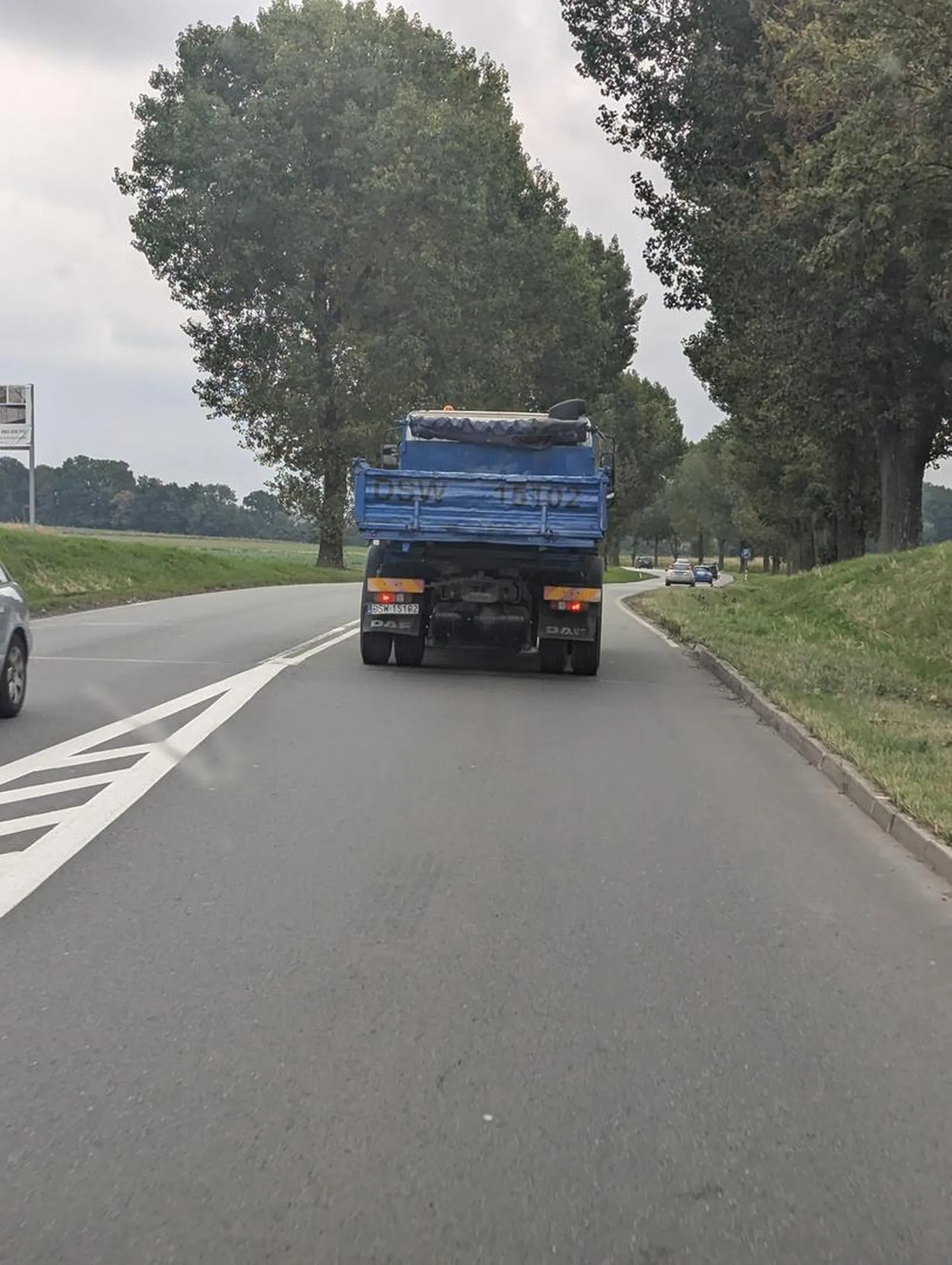 Kierowca totalnie bez wyobraźni 2 kilometry przed zrobieniem zdjęcia wymusił mi jak jechałem załadowanym busem 90 km/h Niewiele brakowało bym się w niego wbił. Powinni mu zabrać prawo jazdy bo gościu jest po prostu niebezpieczny