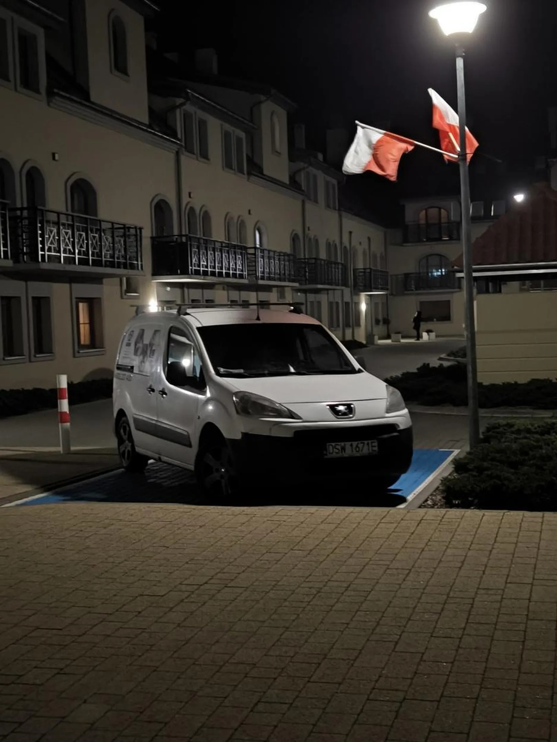 Gratuluję parkowania, bokiem na kopercie - trzeba być zerem życiowym.