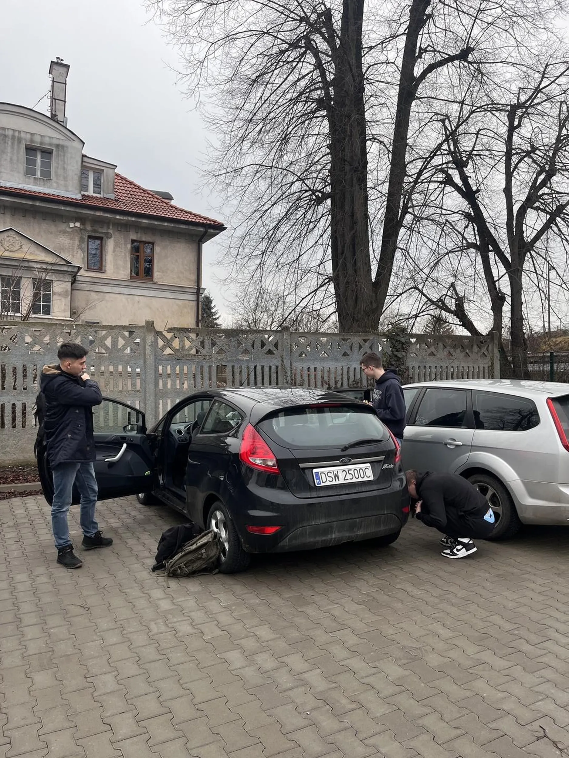 Oto prawdziwy król szos – mistrz prostej i zakrętów branych „na modlitwę”. Młody kierowca Forda Fiesty, dla którego przepisy ruchu drogowego to jedynie sugestia, a migacze to zbędny luksus. Jego brawura sprawia, że nawet gołębie przelatują przez ulicę z duszą na ramieniu. Gdy pojawia się w lusterku, serce bije szybciej – głównie ze strachu. Bez wątpienia przyszły kandydat do statystyk drogowych.