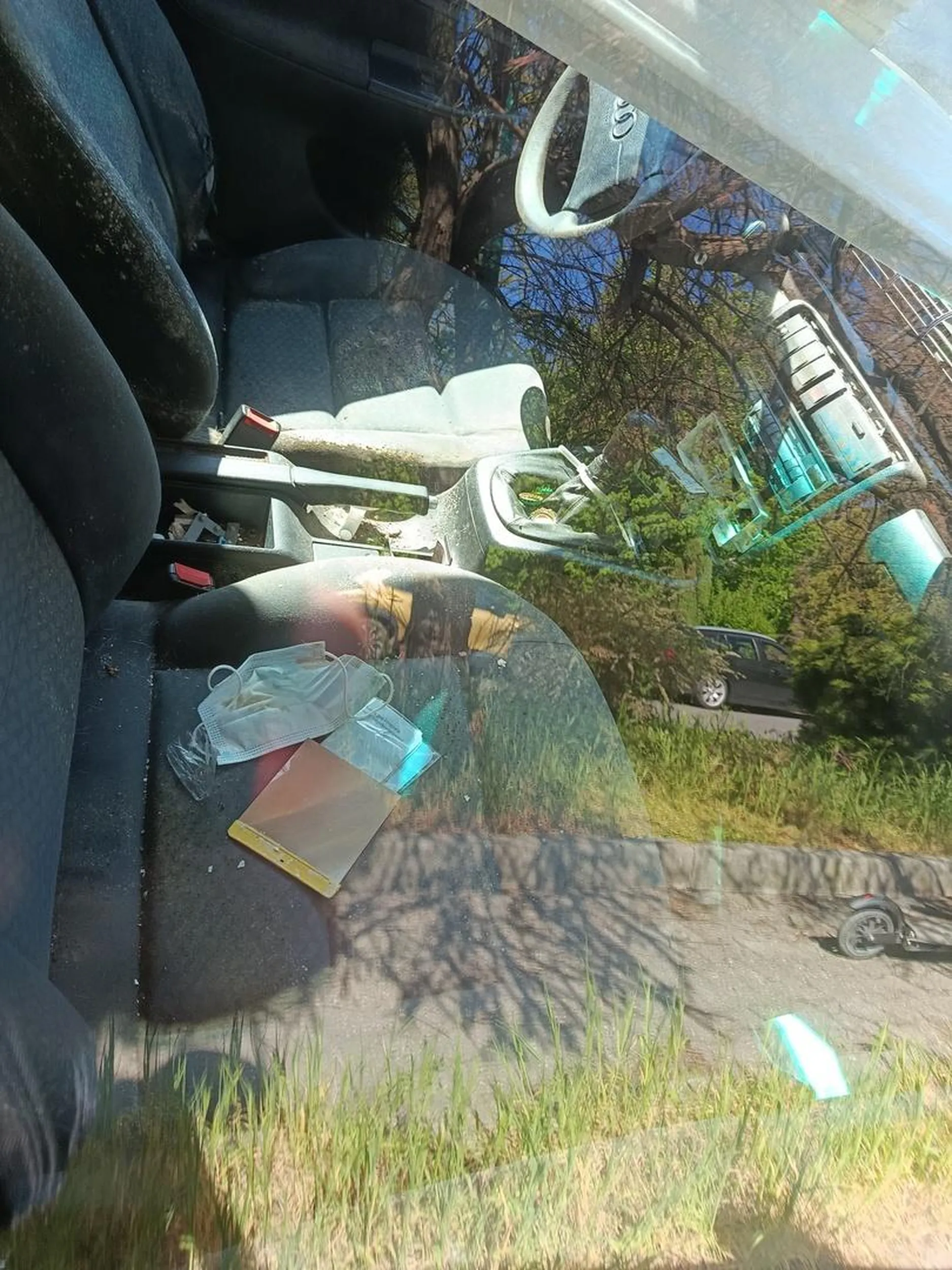 Auto stoi pod urzędem rozwalone