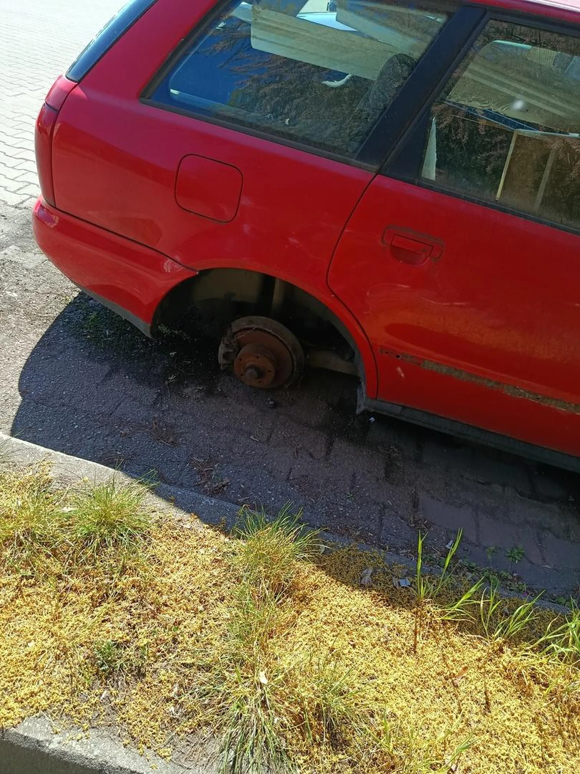 Auto stoi pod urzędem rozwalone