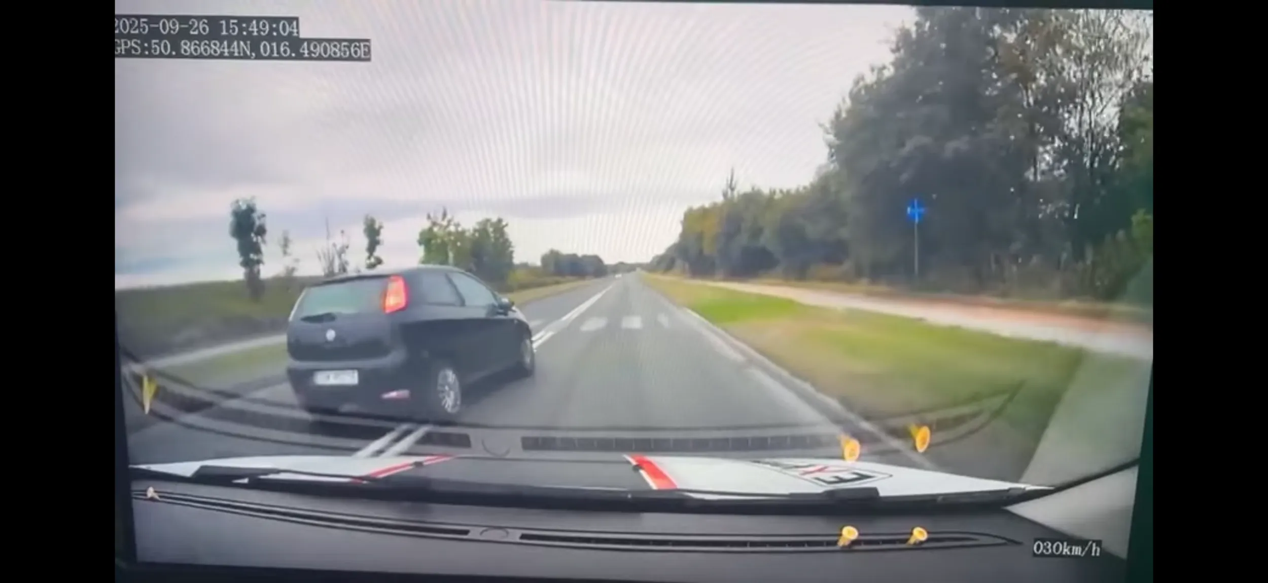 Wyprzedza na podwójnej ciągłej, na przejściu dla pieszych i się zatrzymuje przed autem bez powodu. Kretyn