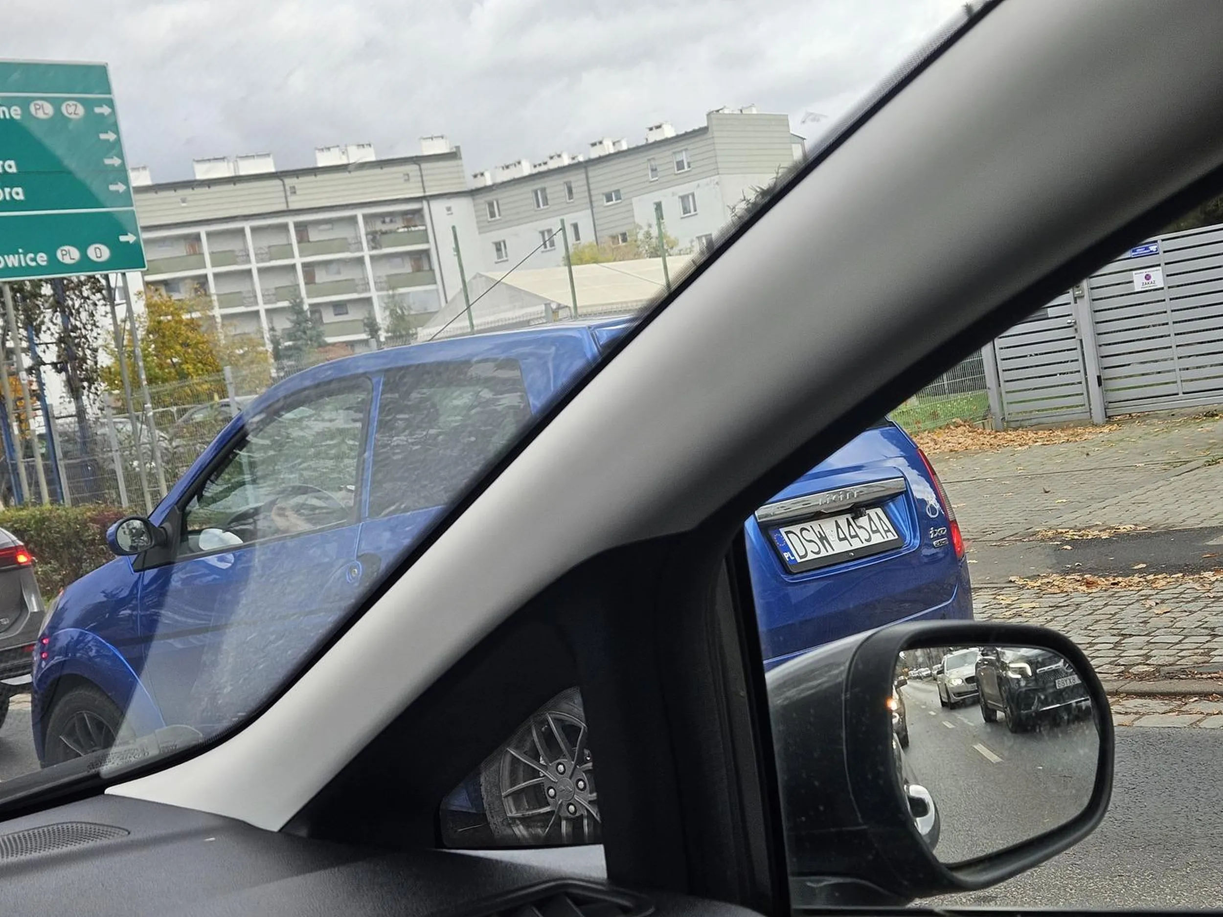 Jedziesz jak p.. bo gadasz przez telefon trzymajac go w OBU RĘKACH. Cały ryj w pryszczach. Ogarnij się i swoją higiene