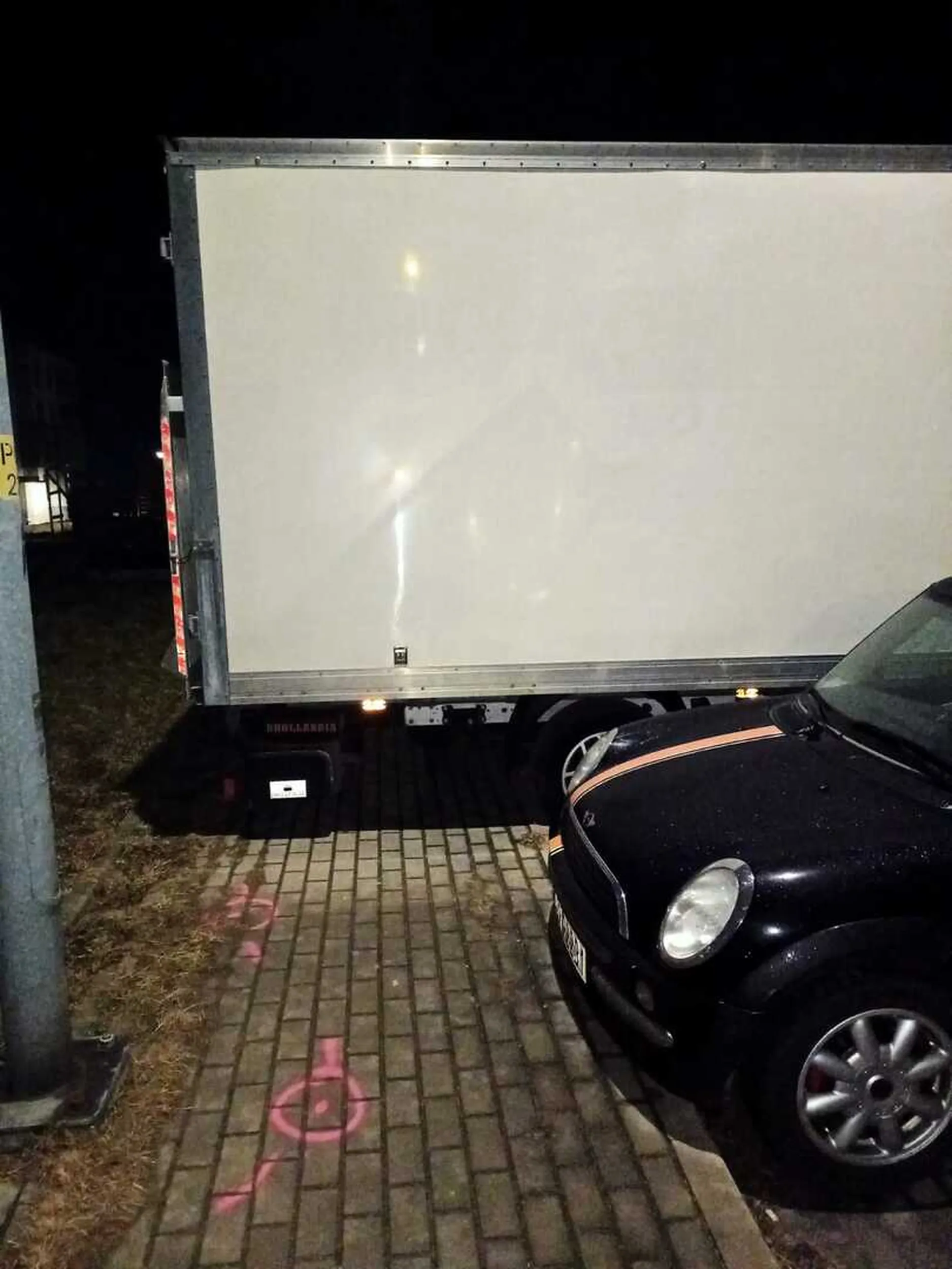 Ziomek dobrze parkuje, pięknie zasłonił nikomu niepotrzebny chodnik (w ogóle kto wymyślił, żeby coś takiego jak chodnik istniało), dzięki niemu madki z dziećmi nie będą tamtędy przechodzić. Bohater, którego nie potrzebujemy. Zrobił sobie z parkingu osiedlowego parking swojej służbowej fury, prawilnie, przedsiembiorcy najważniejsi, dzięki nim nasz kraj rośnie!