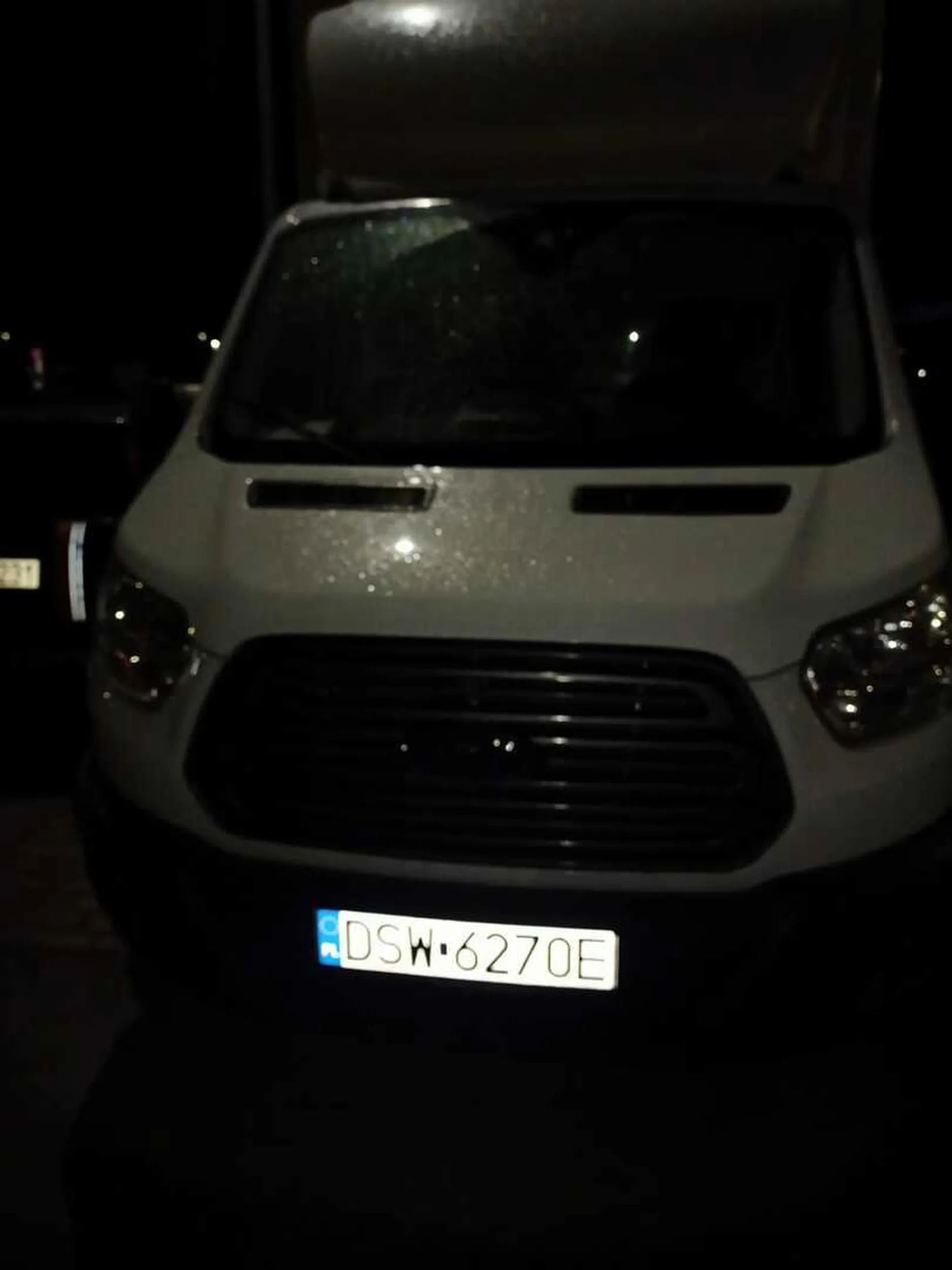 Ziomek dobrze parkuje, pięknie zasłonił nikomu niepotrzebny chodnik (w ogóle kto wymyślił, żeby coś takiego jak chodnik istniało), dzięki niemu madki z dziećmi nie będą tamtędy przechodzić. Bohater, którego nie potrzebujemy. Zrobił sobie z parkingu osiedlowego parking swojej służbowej fury, prawilnie, przedsiembiorcy najważniejsi, dzięki nim nasz kraj rośnie!