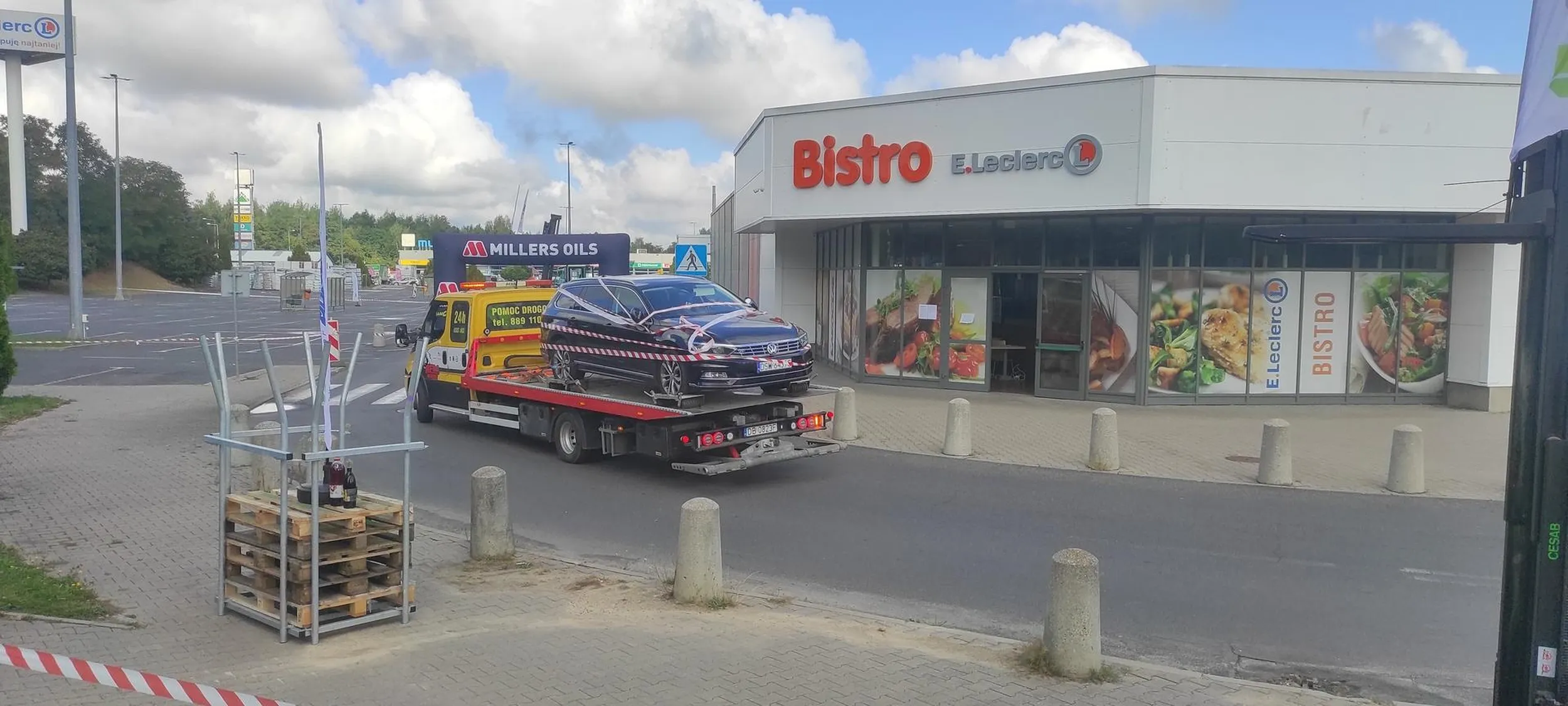 Cieciuch z passata zapomniał o swoim samochodzie, podczas rajdu Leclerc świdnica. Opóźnienia rajdu to ok 20 min. Mam nadzieję że ten knur nauczy się pamiętać o swoim passacie po tym jak dostanie mandat i odbierze passata z parkingu policyjnego.