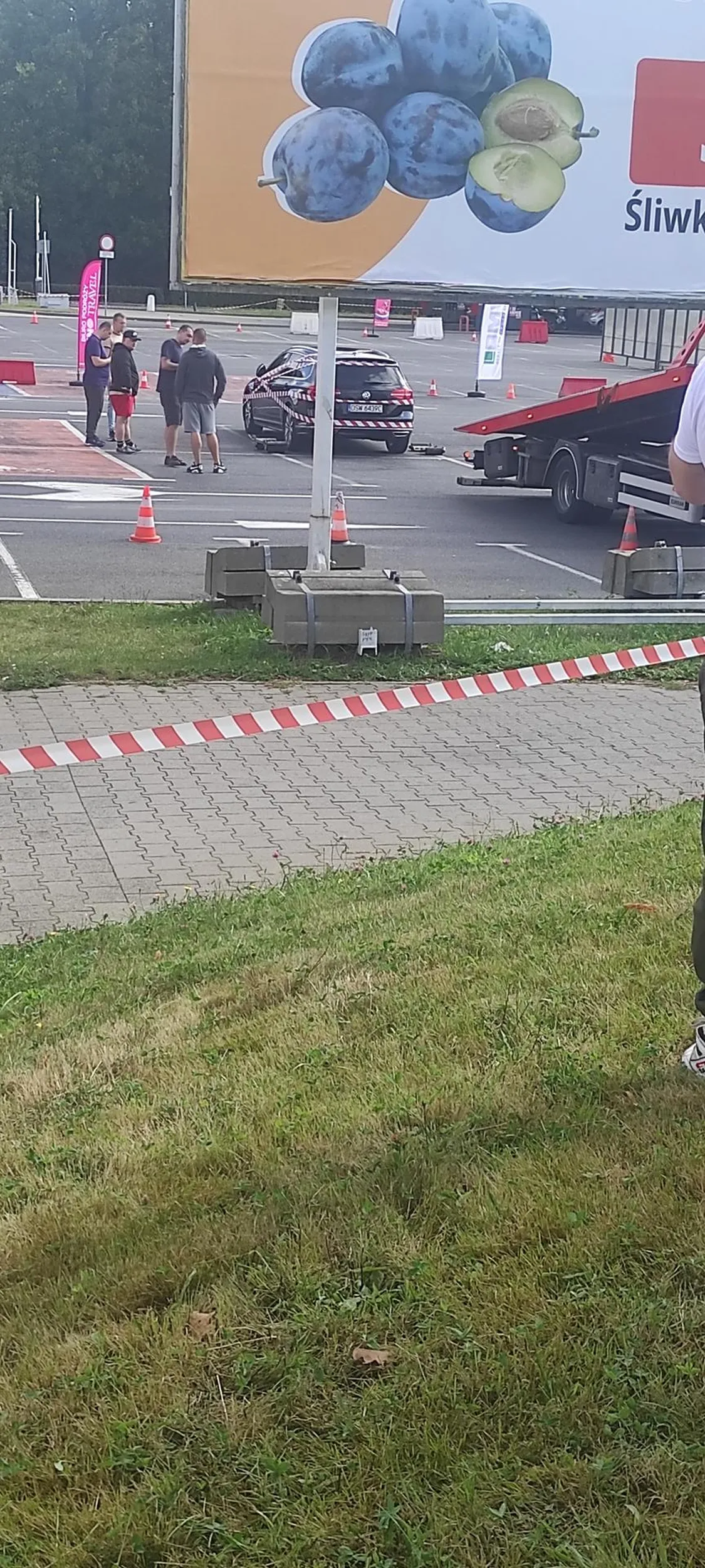 Cieciuch z passata zapomniał o swoim samochodzie, podczas rajdu Leclerc świdnica. Opóźnienia rajdu to ok 20 min. Mam nadzieję że ten knur nauczy się pamiętać o swoim passacie po tym jak dostanie mandat i odbierze passata z parkingu policyjnego.