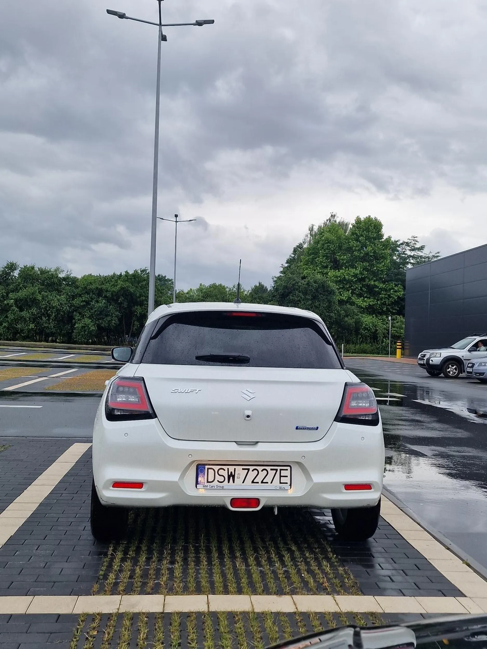 Bardzo prostacka kobieta, która ma w dupie innych uczestników na drodze. Po zwróceniu uwagi cynicznie się uśmiecha. Pamiętaj, że możesz trafić na większego cwaniaka, który nie będzie się zatrzymywał.