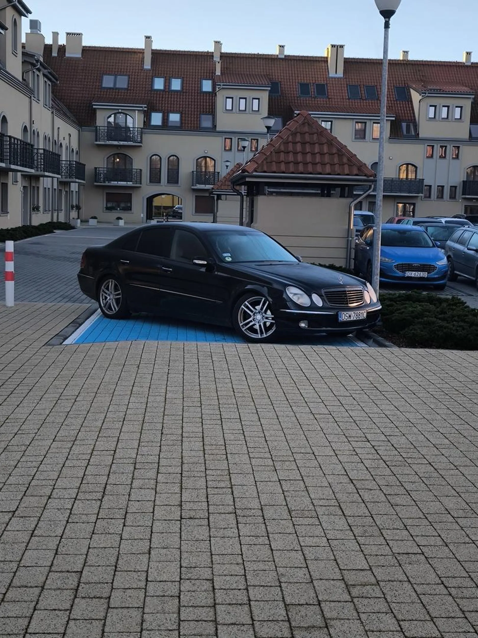 Mistrz parkowania na kopercie bokiem na skręconym laku.