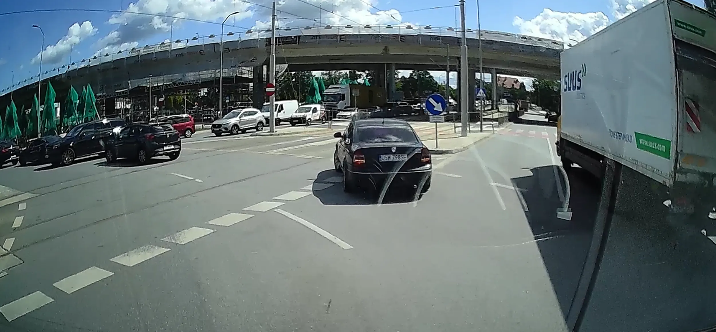 Najpierw skręcił w lewo z pasa do jazdy prosto, a potem cofał na rondzie… żal patrzeć na takiego kierowcę!