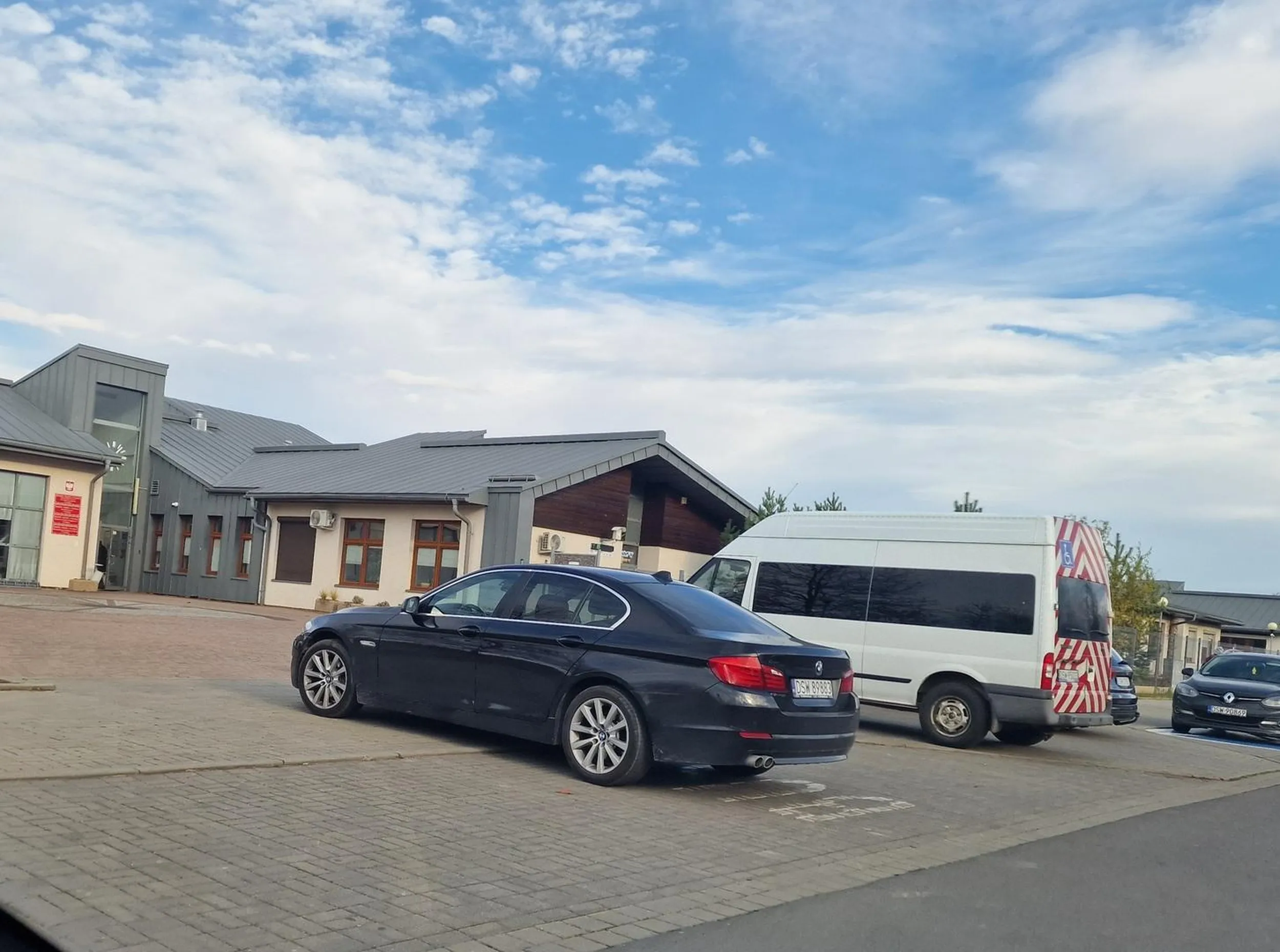 Kompletny ignorant przepisów, typowy bufon z BMW, który staje gdzie mu wygodnie. Na zdjęciu zaparkował na środku zatoczki autobusowej, uniemożliwiając swobodne wyjście z autobusu dzieciom niepełnosprawnym.