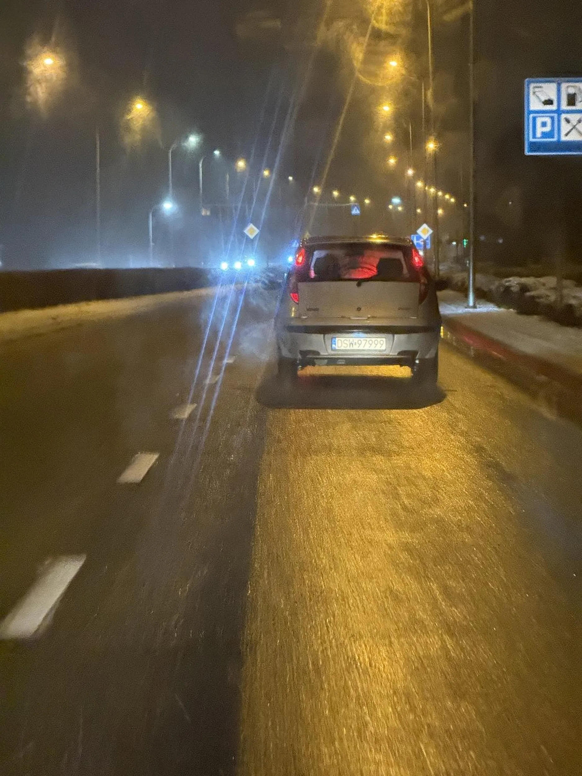 Człowieku, włącz myślenie. Dopiero co spadł śnieg, w Ty wymuszasz na rondzie. Jakbyś trafił na kogoś ze słabszym refleksem to auto miałbyś do kasacji.
