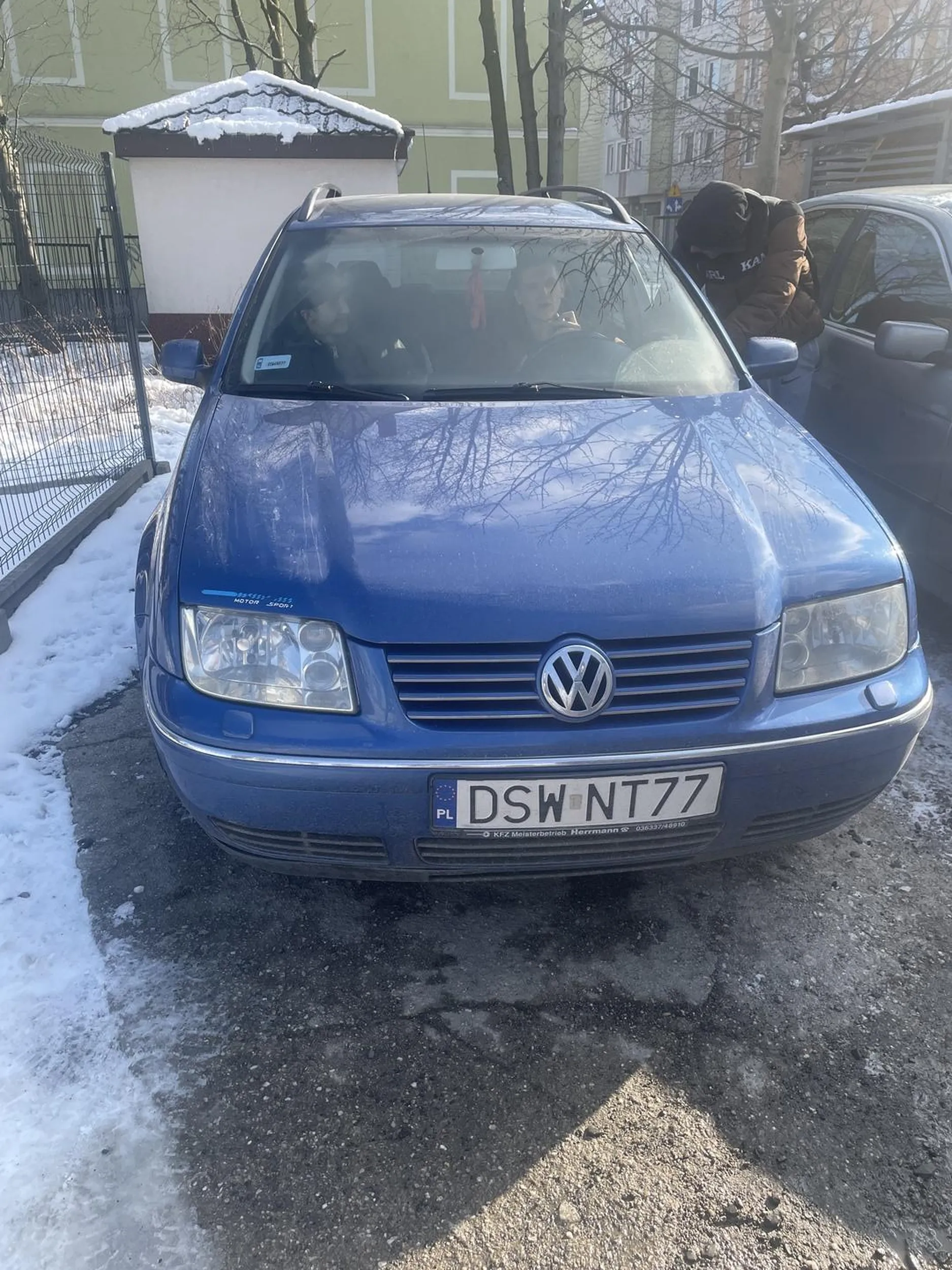 Cymbał jeździć nie umie prawie mnie z babcią na pasach potrącił i jego kolega na motocyklu tak samo idioci skończeni omijać szerokim łukiem