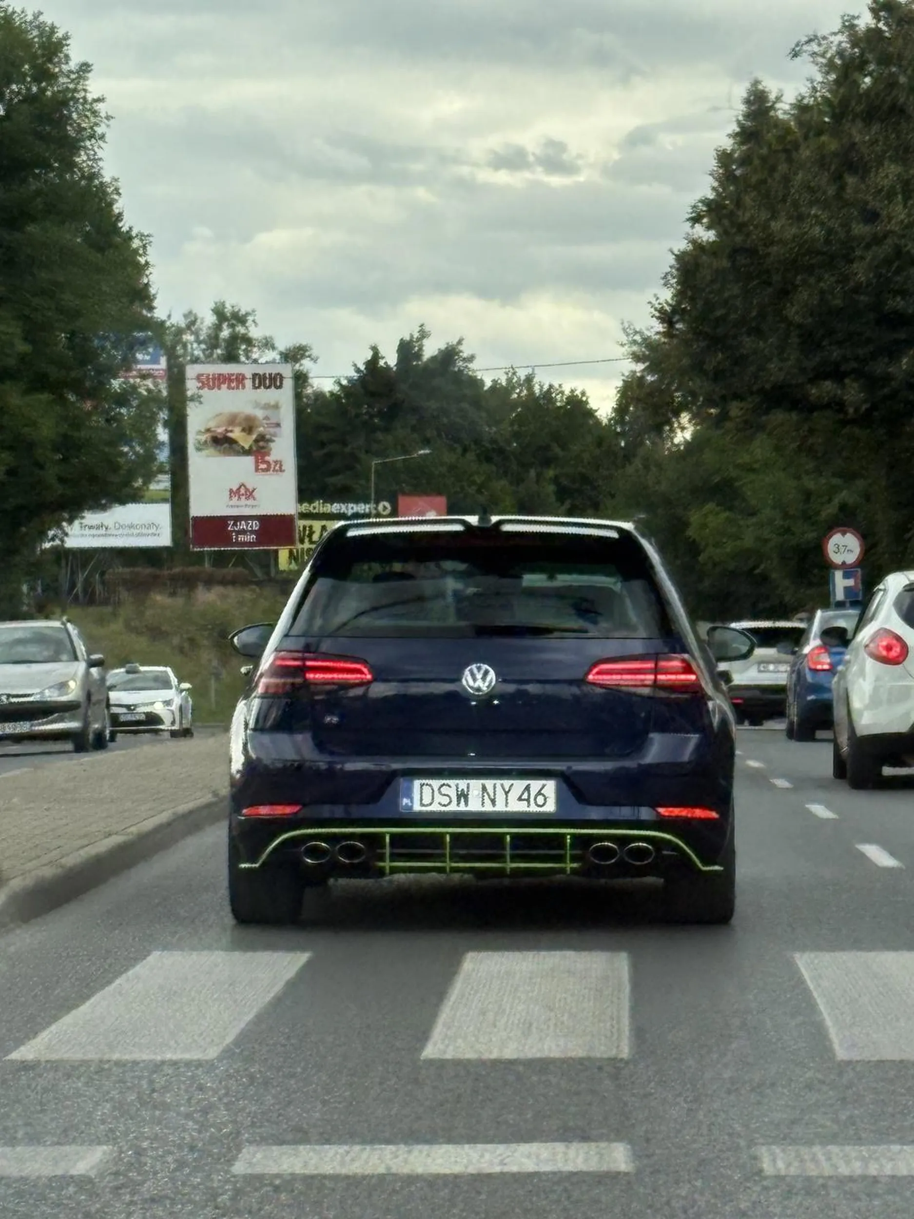 Smarkacz blondyn kozaczy autem hamuje cały ruch i nie rozróżnia kierunkowskazów od innych samochodów