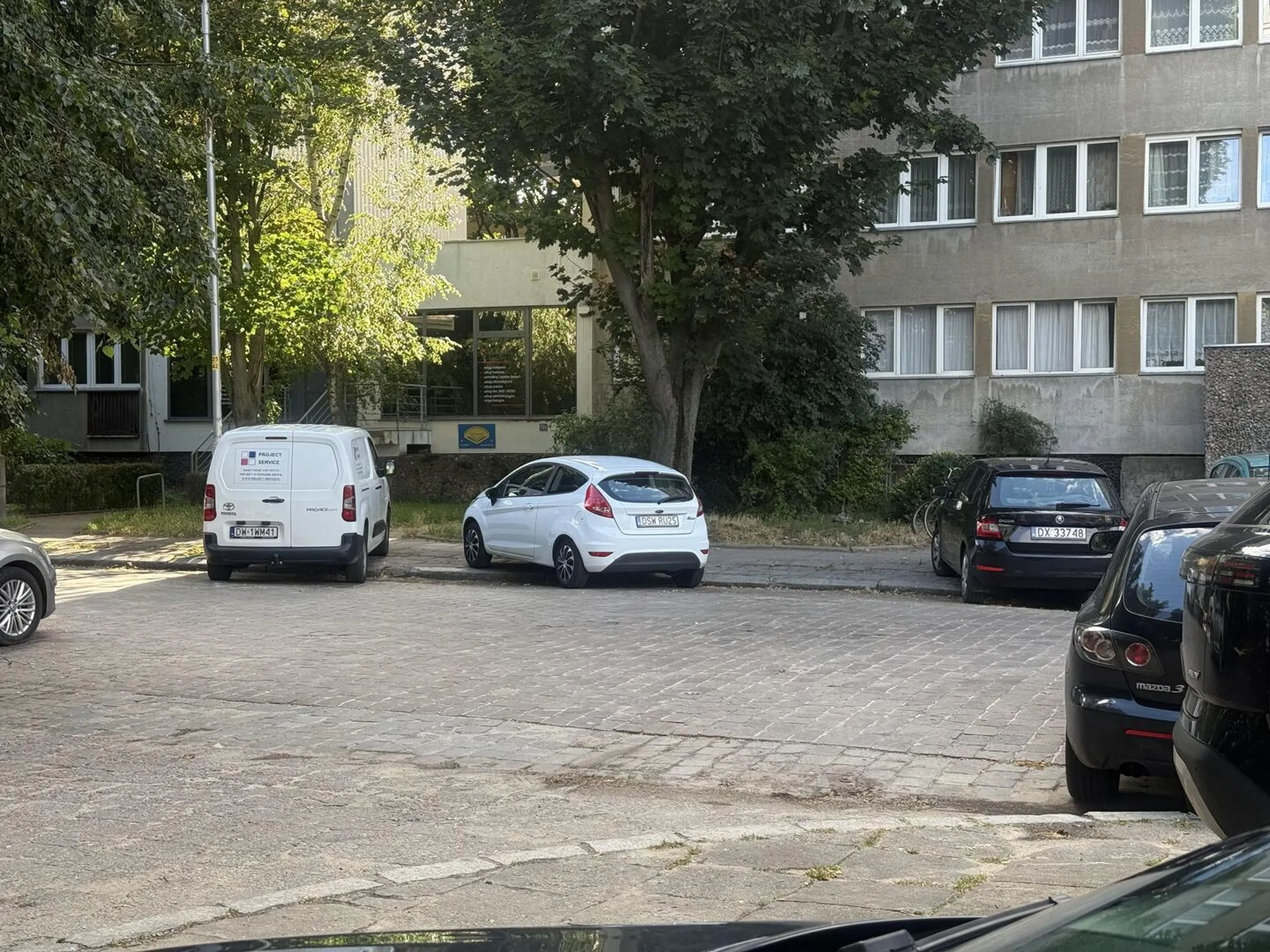 z całym szacunkiem, parkowanie w ten sposób to już jest przesada. :)