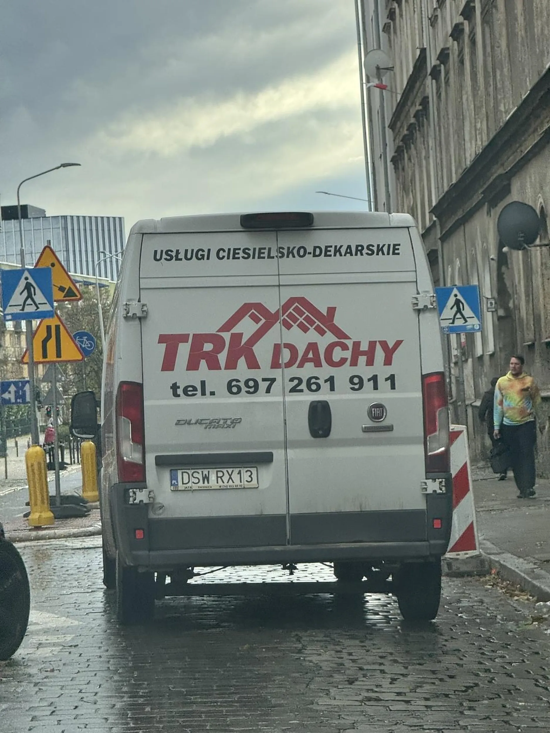 Wymusza pierwszeństwo, a potem specjalnie wyhamowuje, proszę uważać na tego zjeba