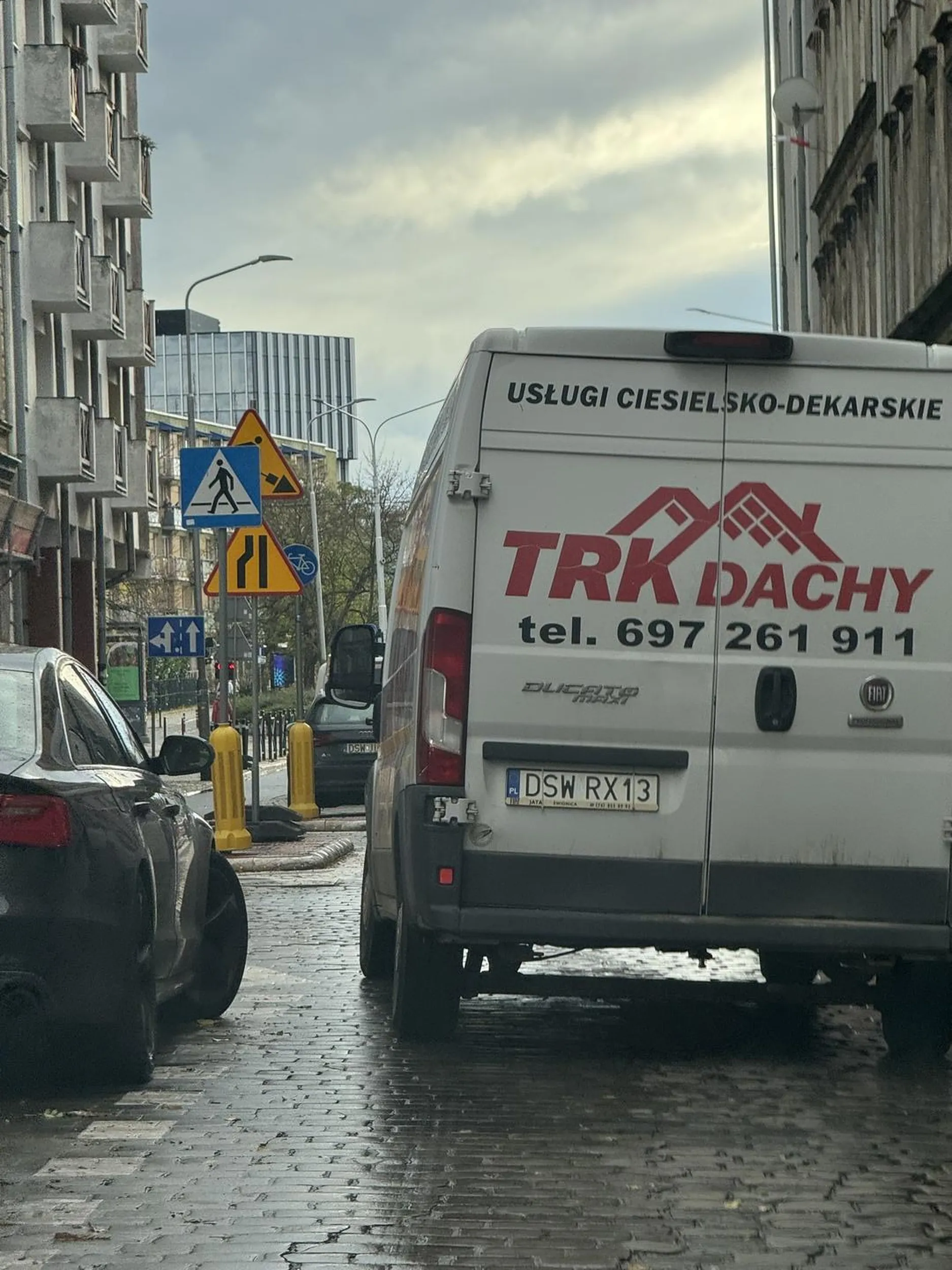 Wymusza pierwszeństwo, a potem specjalnie wyhamowuje, proszę uważać na tego zjeba