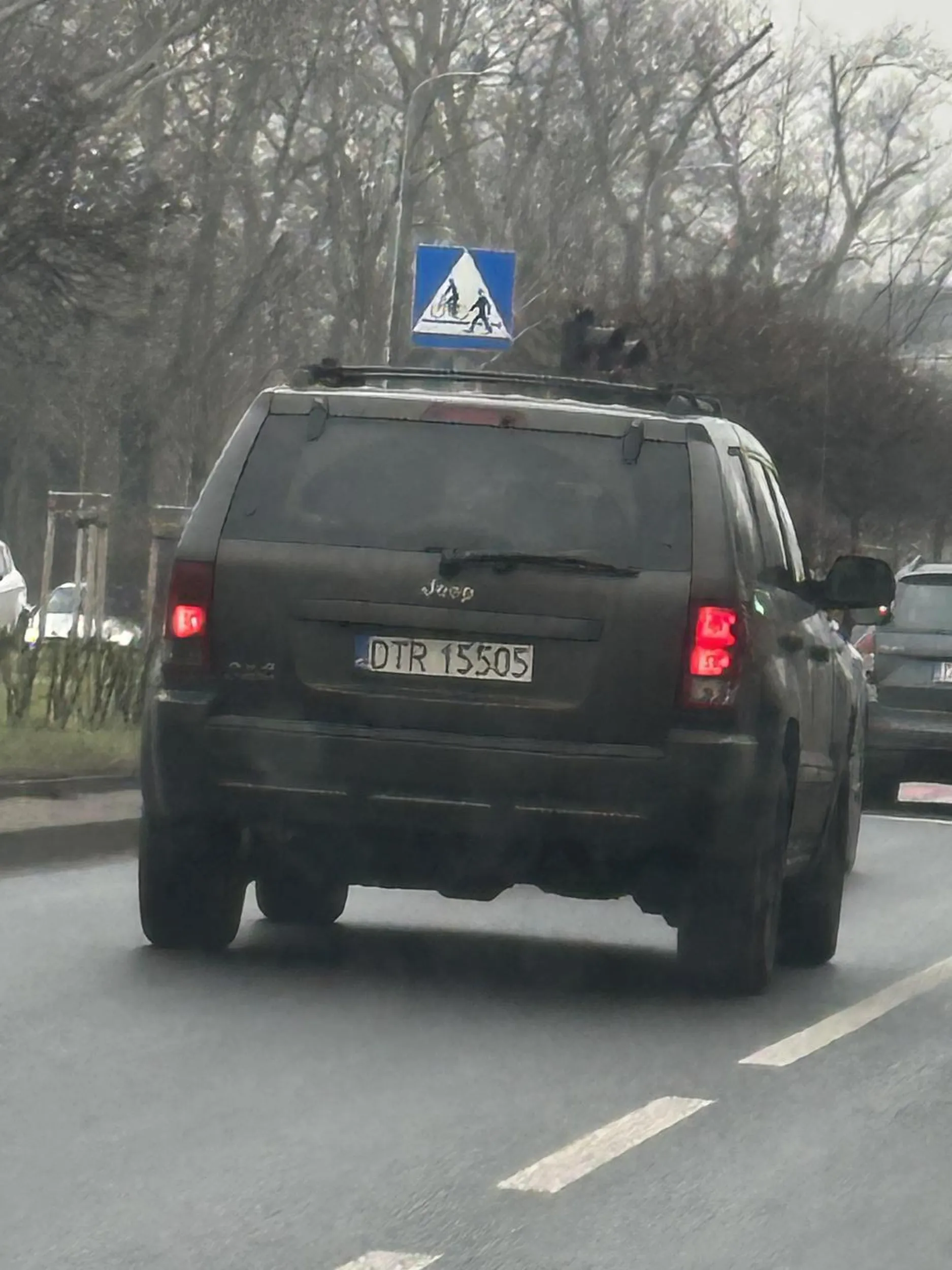 Psychopatka z Trzebnicy jeżdżąca po Wrocławiu, najprawdopodobniej na przepustce z psychiatryka, awanturuje sie ze nie zjechalem w 10 sekund na prawy pas w miescie jadac na 50 tce 75kmh gdzie i tak 100 m przed nami miala kolejne auta i korek jak to we Wrocławiu. Spotkalismy sie na kolejnych dwóch swiatlach:) Oby ktos Ci sie kiedys zatrzymal jak jedziesz na dupie bo ktos zjechac nie zdazy w 10 sekund:D