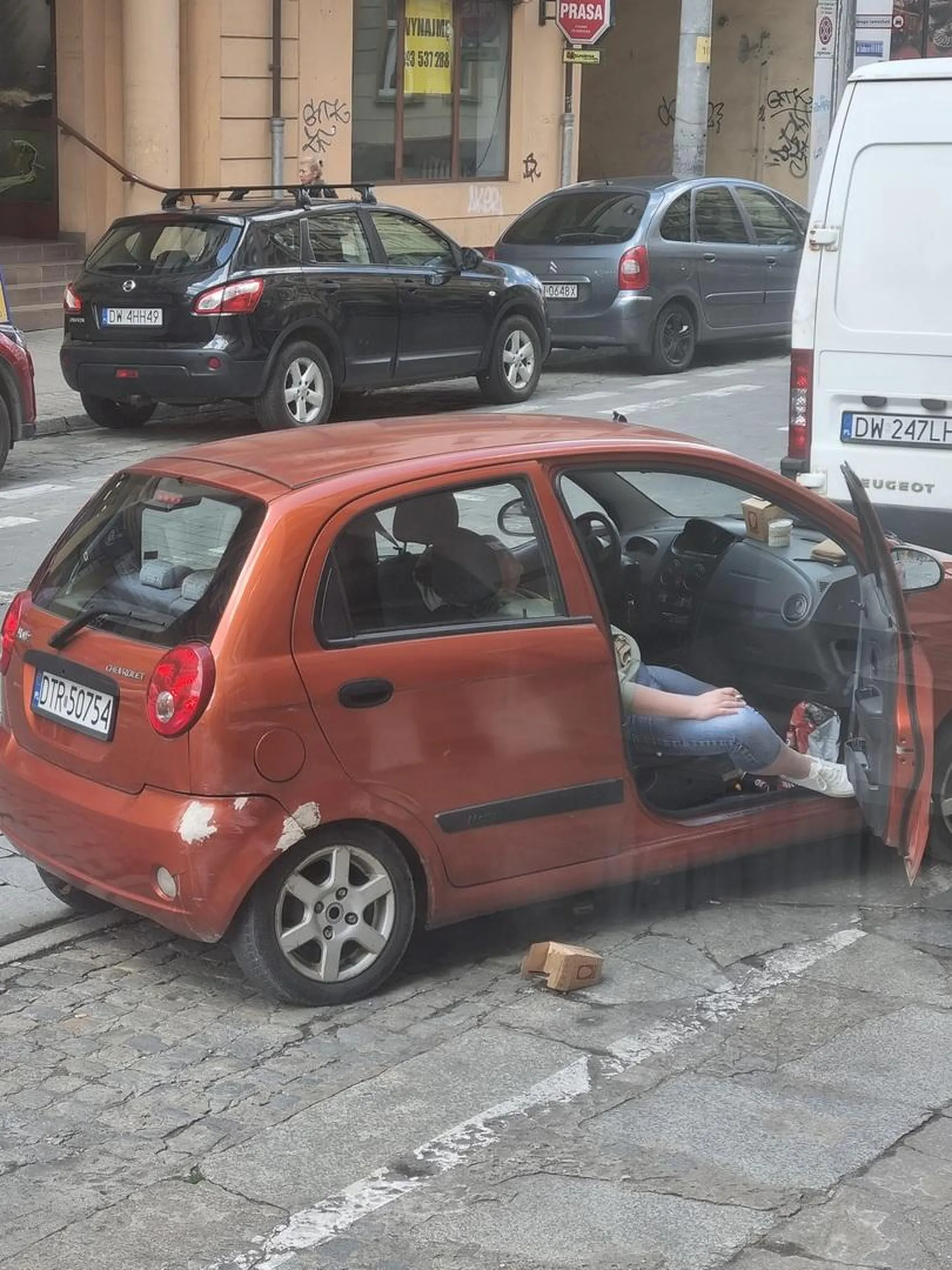 Bardzo wulgarna kobieta. Po zwróceniu jej uwagi, że wyrzuca śmieci na chodnik zaczęła wyzywać.